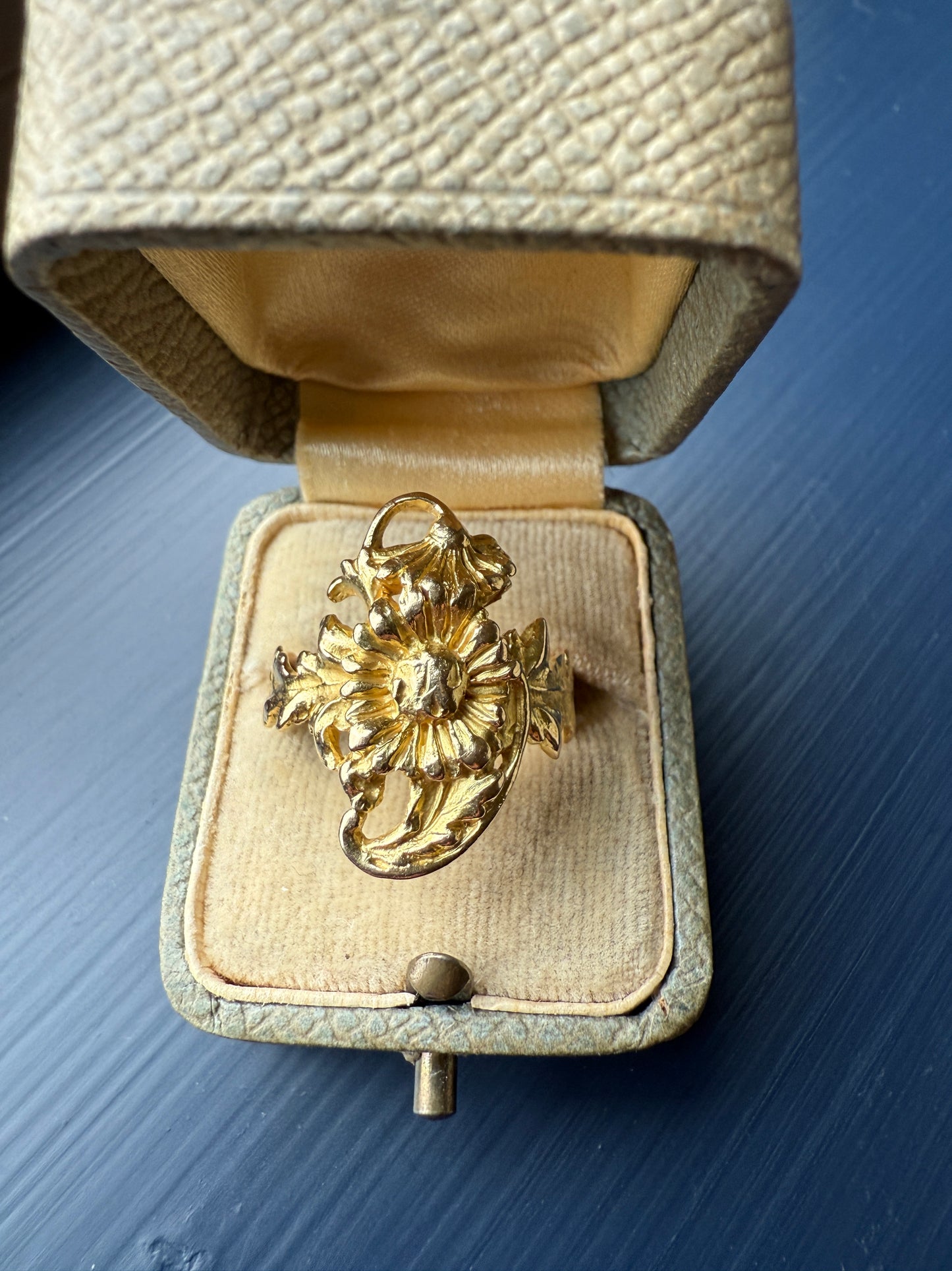 DAISY Large Scale ANTIQUE Figural Double Flower FRENCH Floral Ring 18k Gold Belle Epoque Romantic Gift Antique Art Nouveau Leaf Band