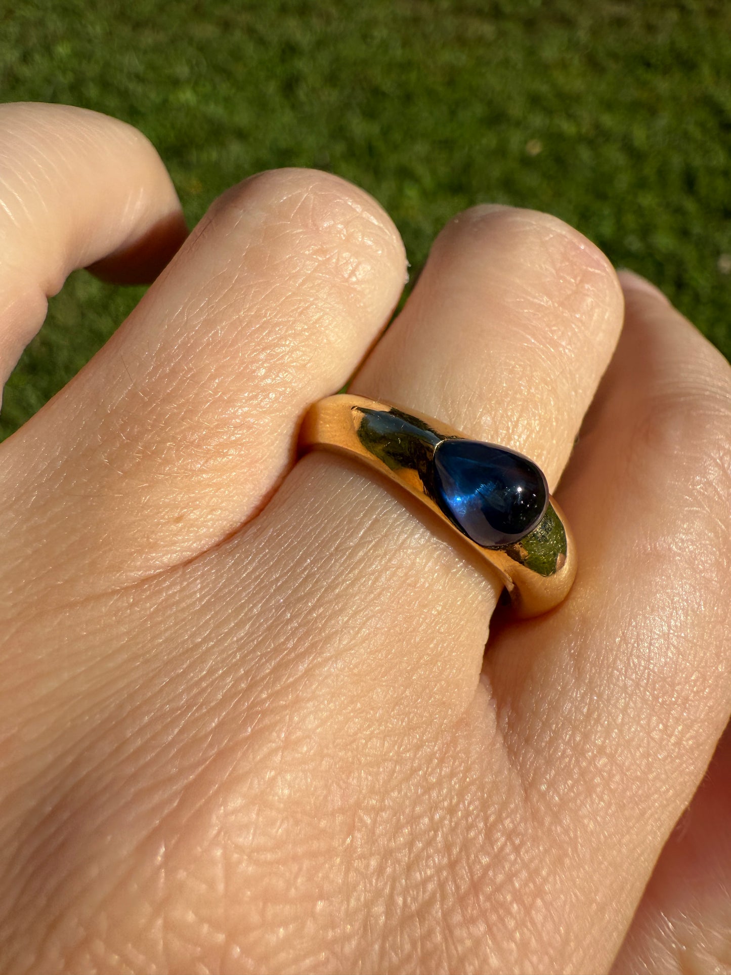 East West Teardrop Cabochon Cut SAPPHIRE Ring 7.6g 18k Gold Vintage Blue Domed Solitaire Stacker Gypsy Band Natural Blue Glow