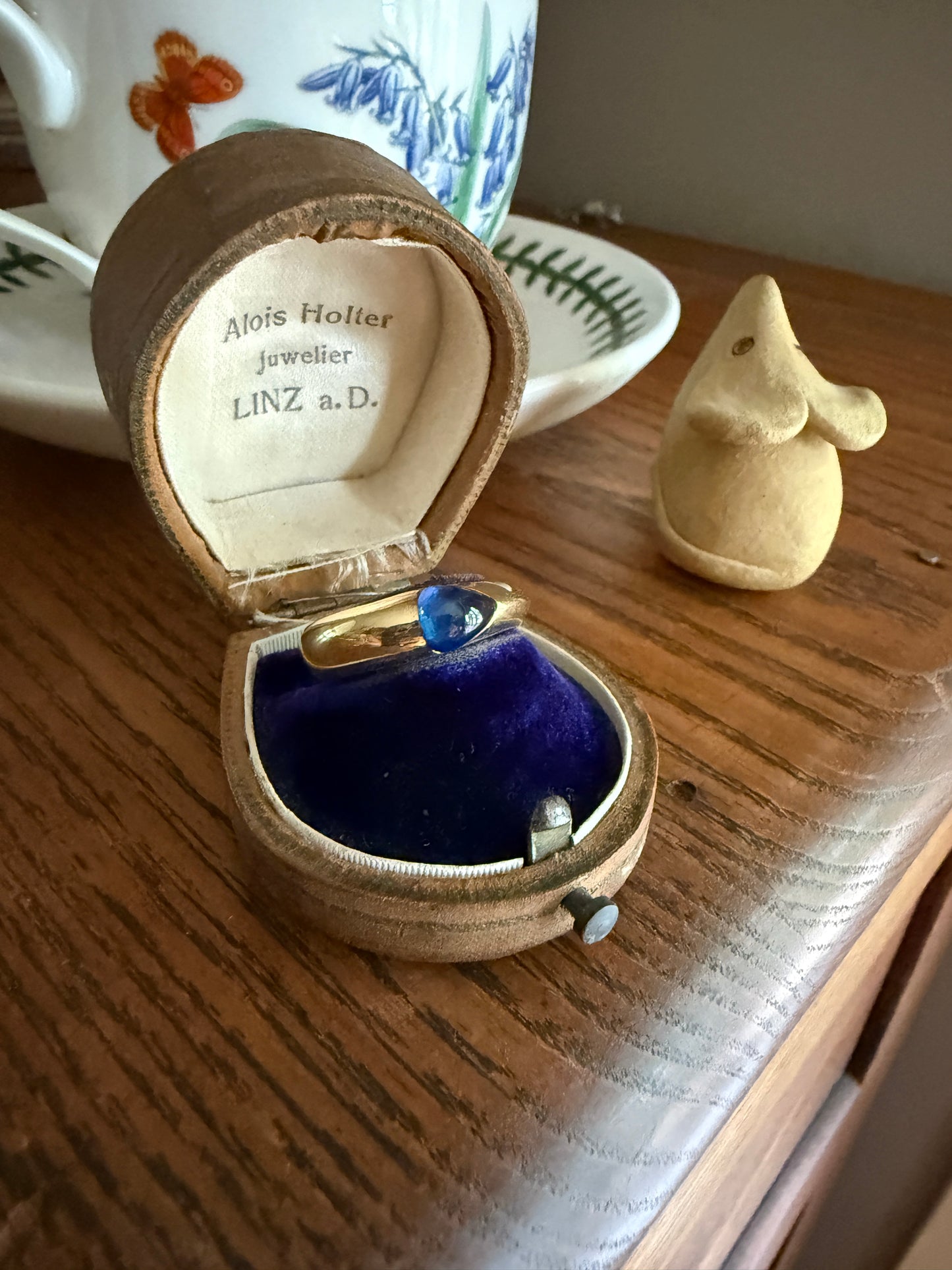 East West Teardrop Cabochon Cut SAPPHIRE Ring 7.6g 18k Gold Vintage Blue Domed Solitaire Stacker Gypsy Band Natural Blue Glow