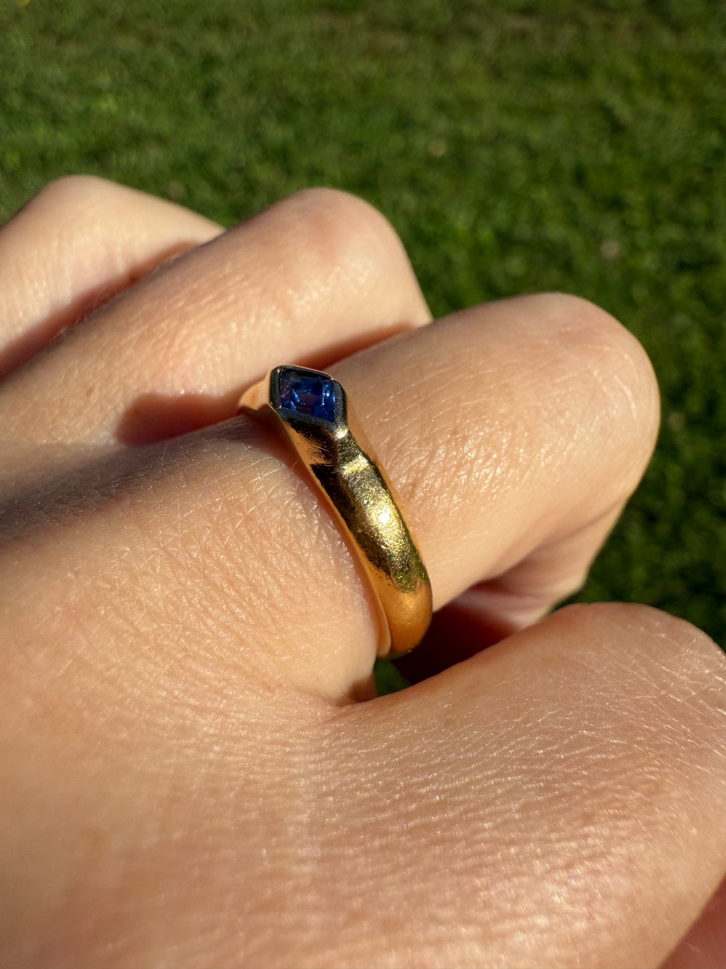 East West Diamond Shaped Kite Cut SAPPHIRE Ring 4.9g 23k Gold Vintage Blue Solitaire Stacker Gypsy Band Bezel Set Natural Periwinkle Blue