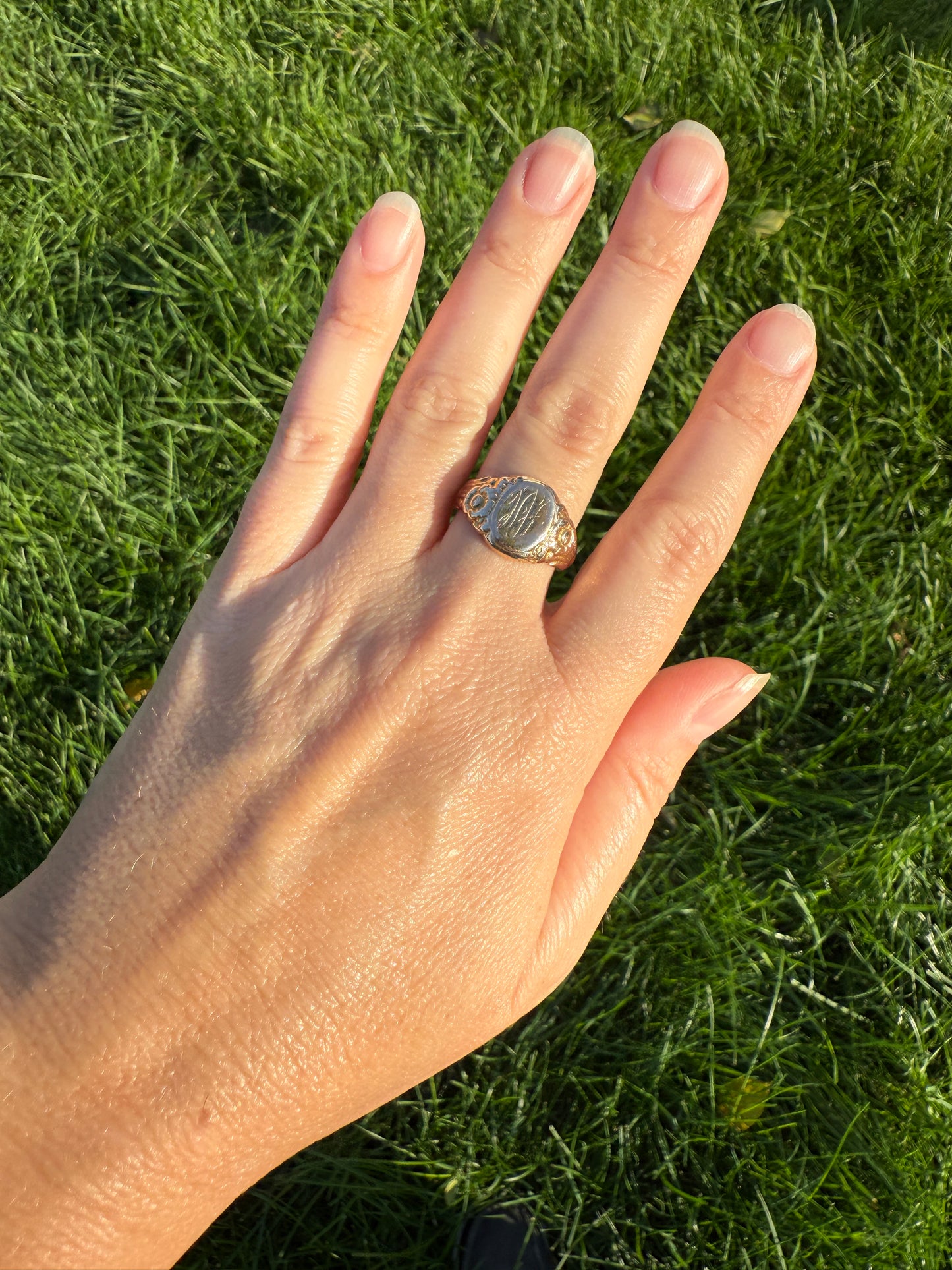 DAISY Antique FLORAL Signet Ring 5.7g 10k Gold Chunky Sleek Oval Ornate Monogram A H Victorian Figural
