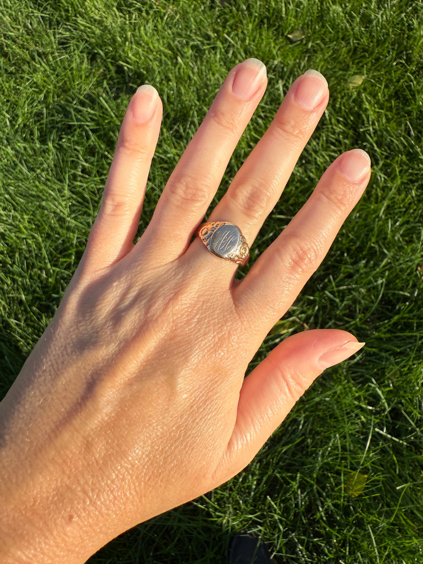 DAISY Antique FLORAL Signet Ring 5.7g 10k Gold Chunky Sleek Oval Ornate Monogram A H Victorian Figural