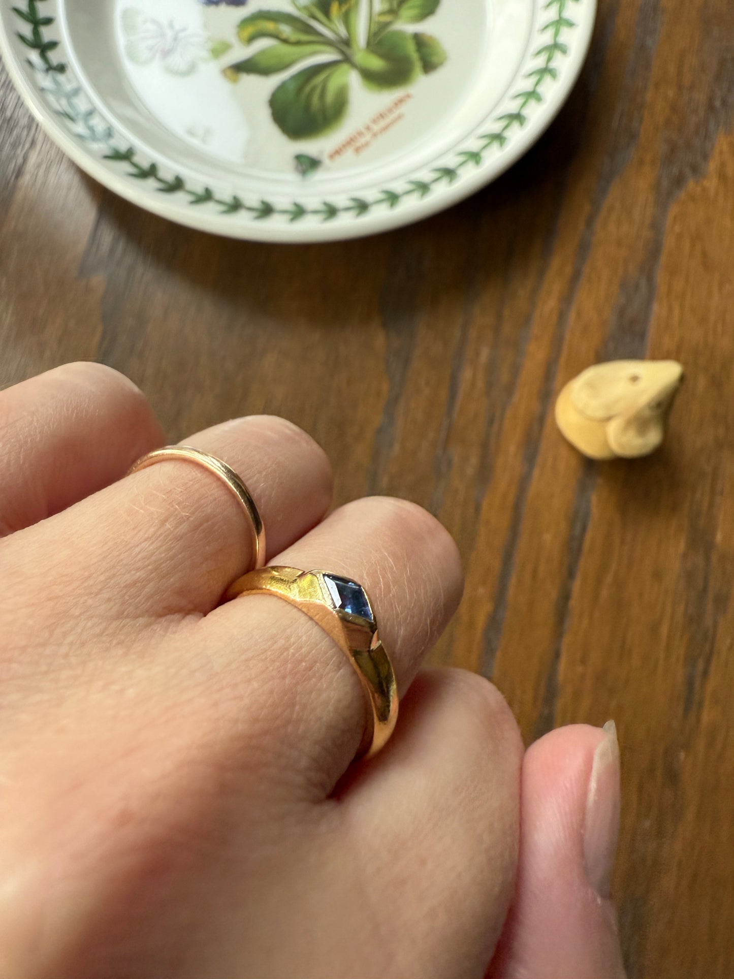 East West Diamond Shaped Kite Cut SAPPHIRE Ring 4.9g 23k Gold Vintage Blue Solitaire Stacker Gypsy Band Bezel Set Natural Periwinkle Blue