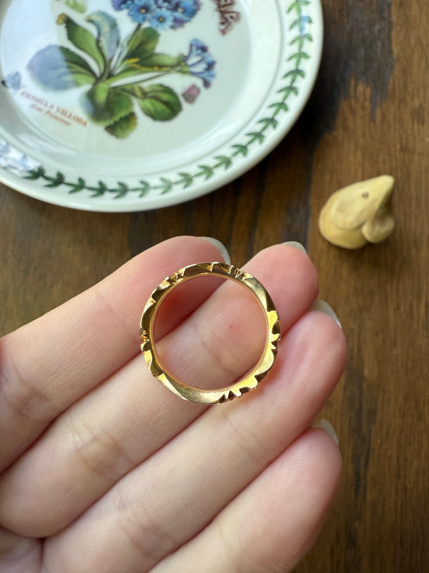 Antique "REMEMBER Your FRIENDS End" GEORGIAN Era White Enamel 18k Gold Swirl Mourning Ring Band Comfort Fit