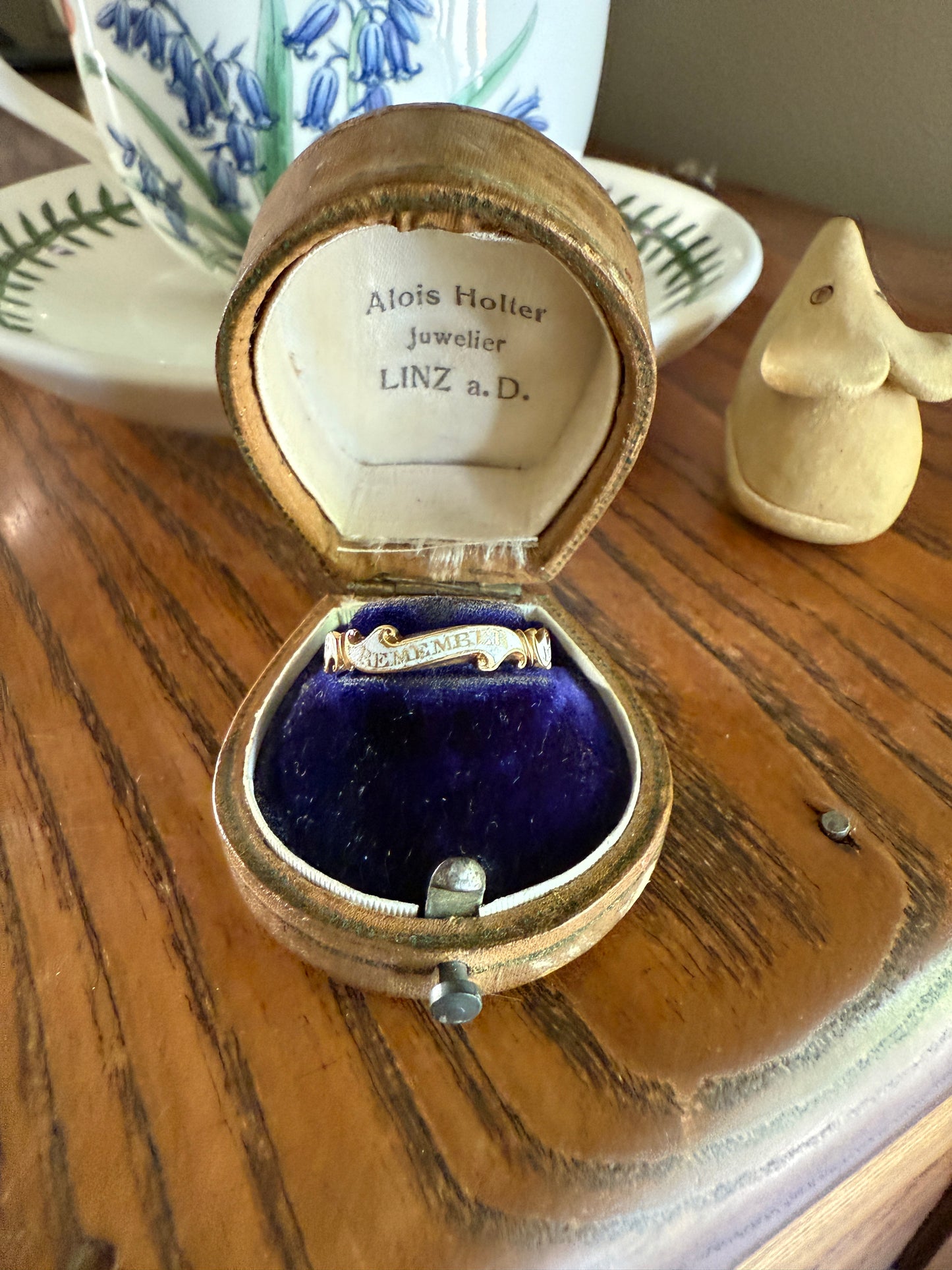 Antique "REMEMBER Your FRIENDS End" GEORGIAN Era White Enamel 18k Gold Swirl Mourning Ring Band Comfort Fit