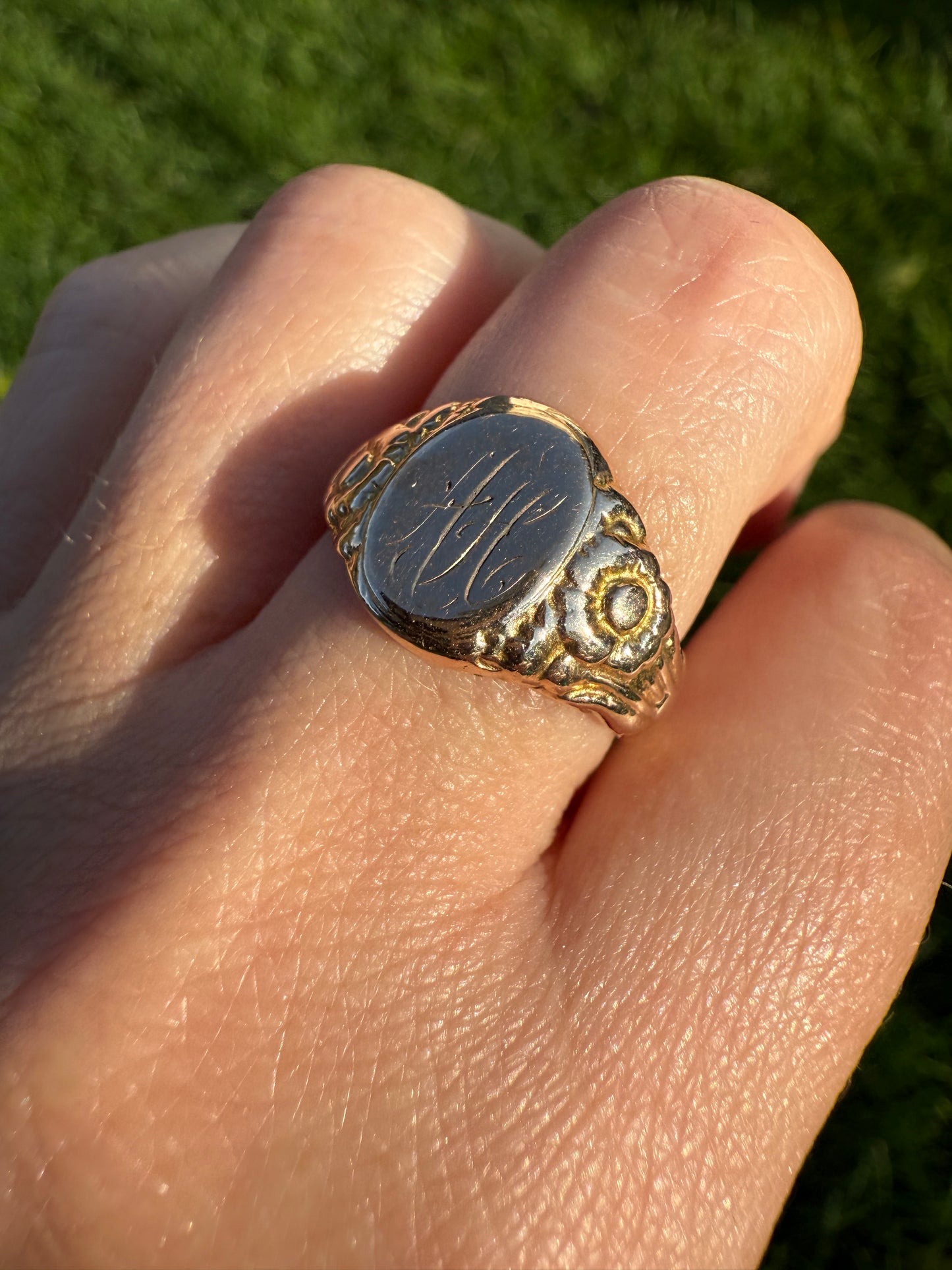 DAISY Antique FLORAL Signet Ring 5.7g 10k Gold Chunky Sleek Oval Ornate Monogram A H Victorian Figural
