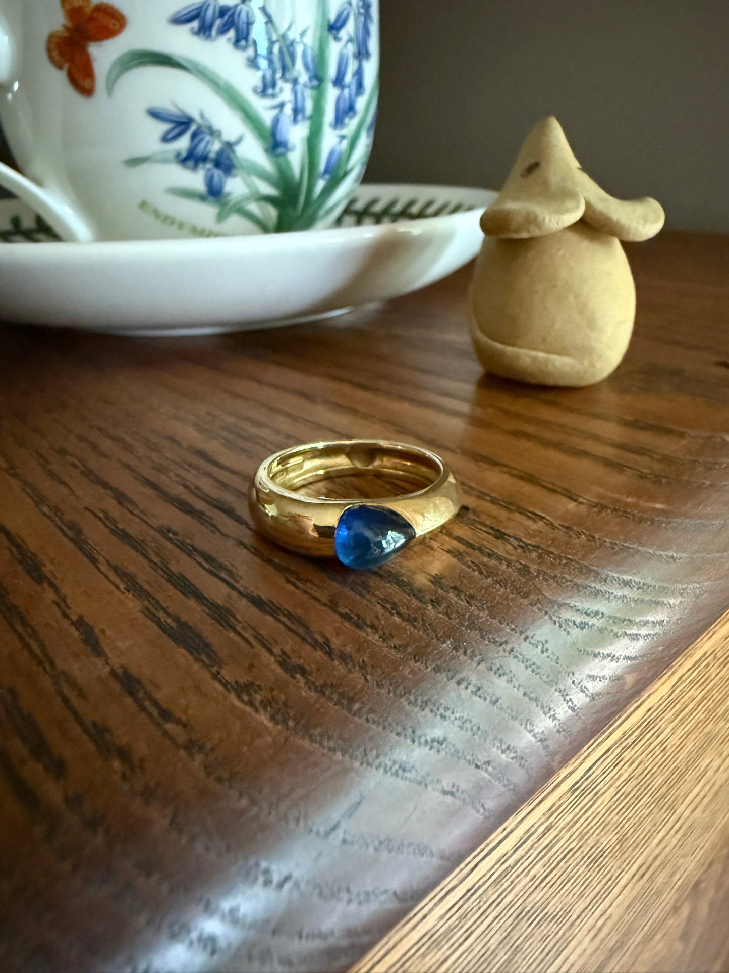 East West Teardrop Cabochon Cut SAPPHIRE Ring 7.6g 18k Gold Vintage Blue Domed Solitaire Stacker Gypsy Band Natural Blue Glow