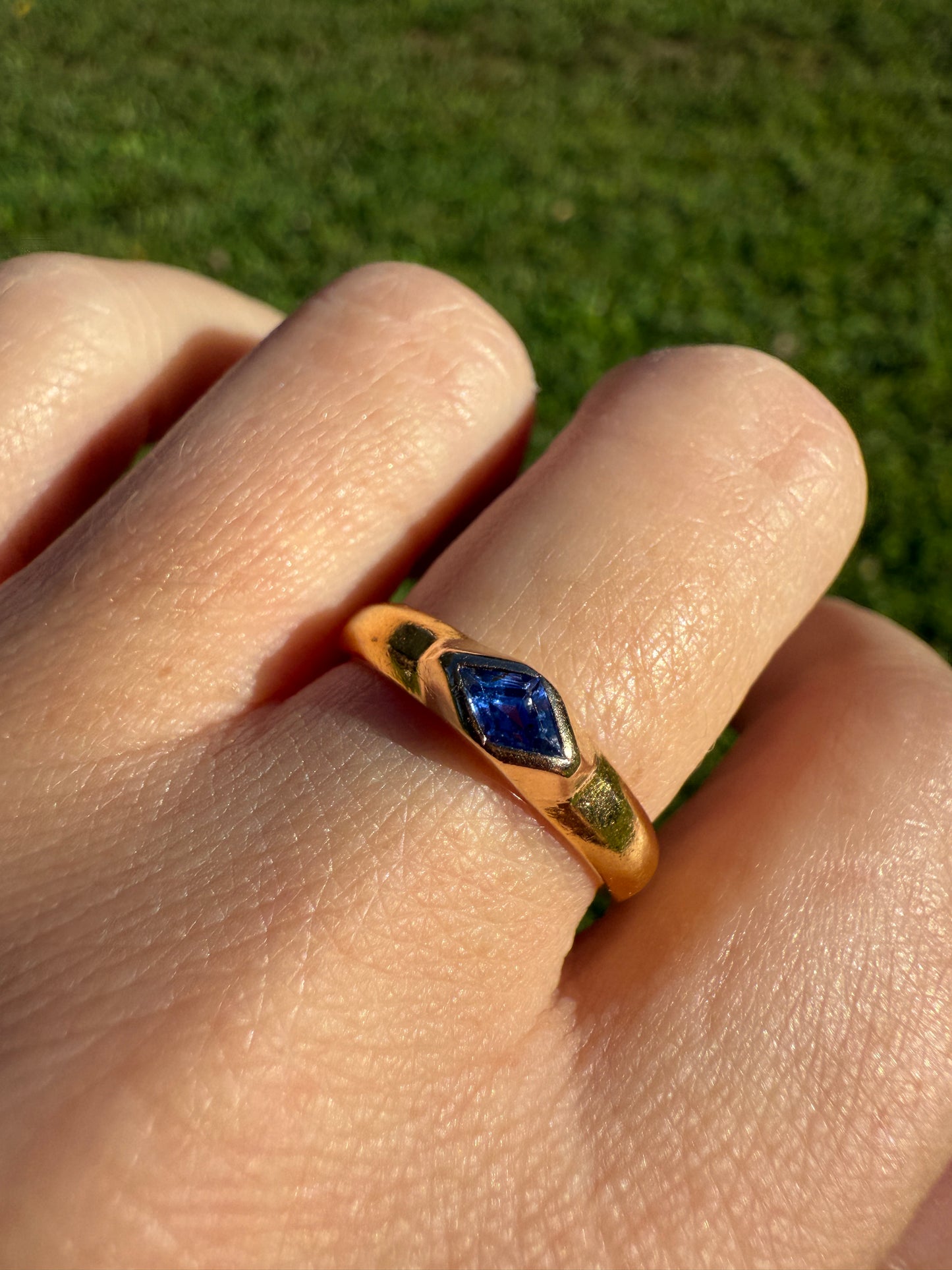 East West Diamond Shaped Kite Cut SAPPHIRE Ring 4.9g 23k Gold Vintage Blue Solitaire Stacker Gypsy Band Bezel Set Natural Periwinkle Blue