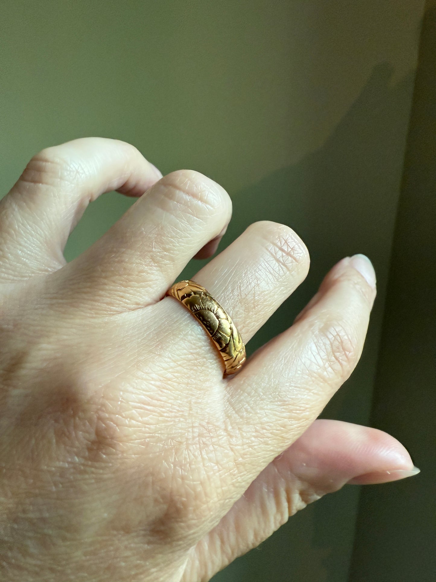 Dated FLORAL Embossed 5mm Scrolled Vintage c1960 Wedding Band 18k Gold Solid Eternity Ring Ornate Engraved Stacker Victorian Style