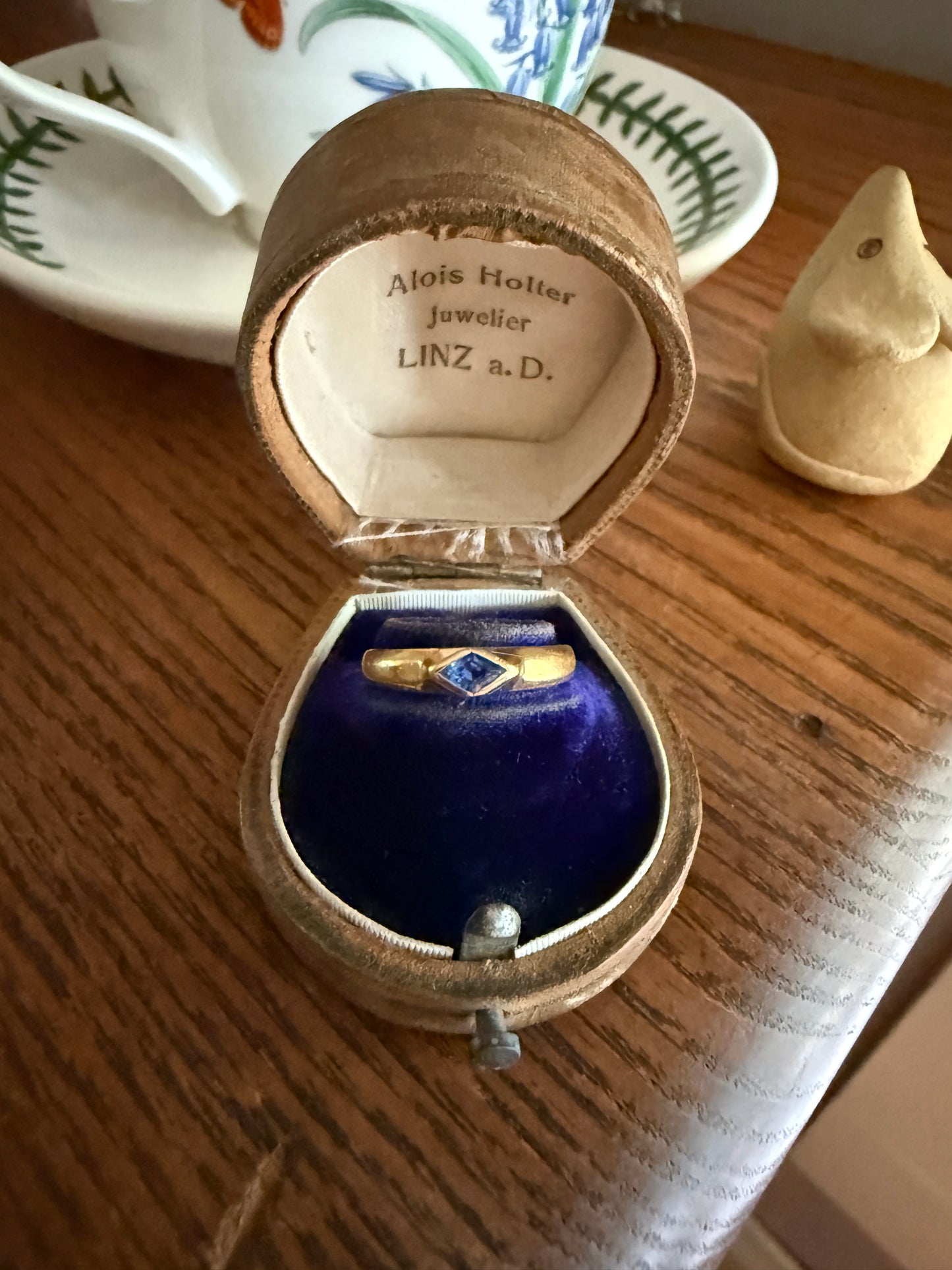 East West Diamond Shaped Kite Cut SAPPHIRE Ring 4.9g 23k Gold Vintage Blue Solitaire Stacker Gypsy Band Bezel Set Natural Periwinkle Blue
