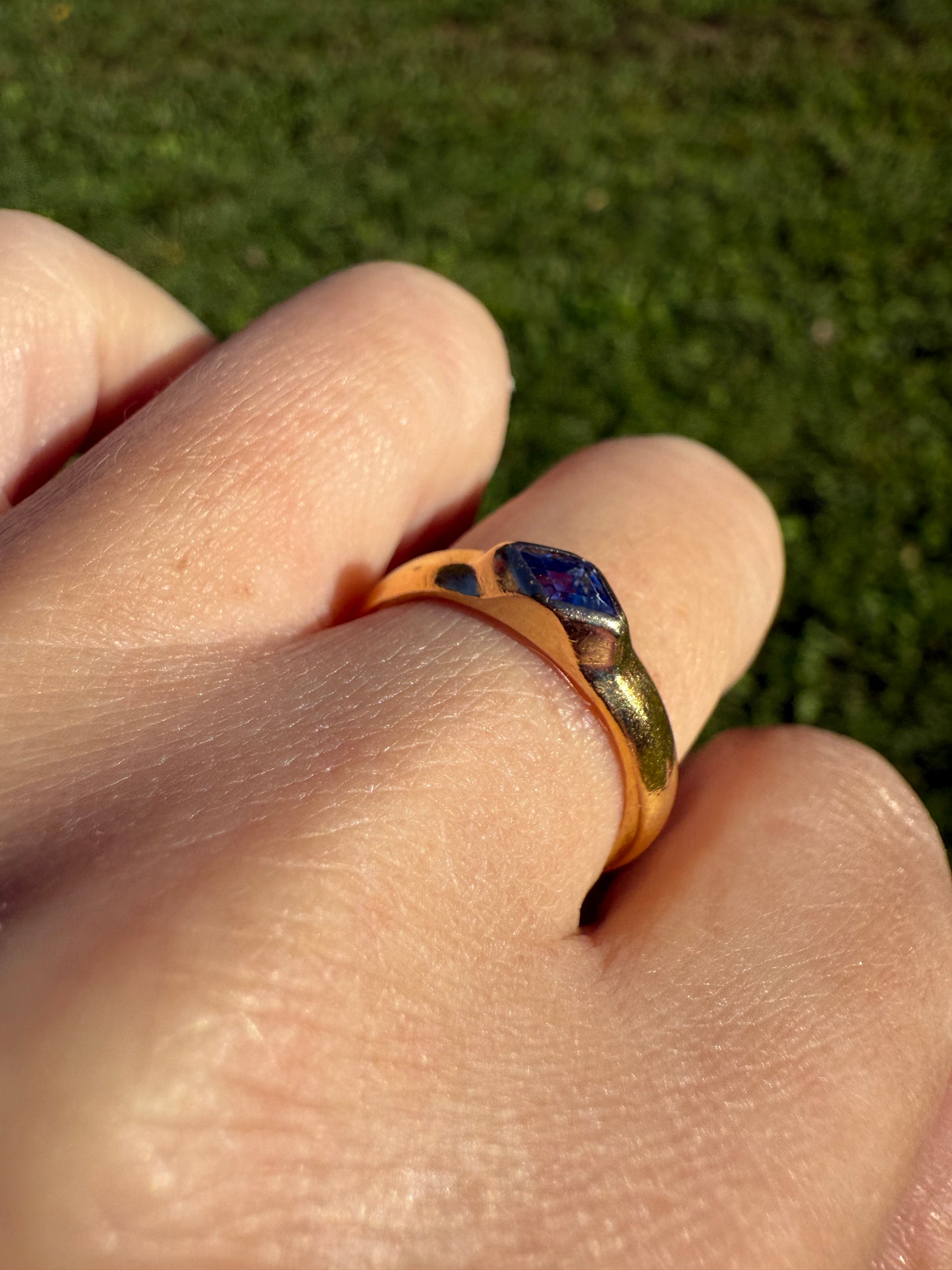 East West Diamond Shaped Kite Cut SAPPHIRE Ring 4.9g 23k Gold Vintage Blue Solitaire Stacker Gypsy Band Bezel Set Natural Periwinkle Blue