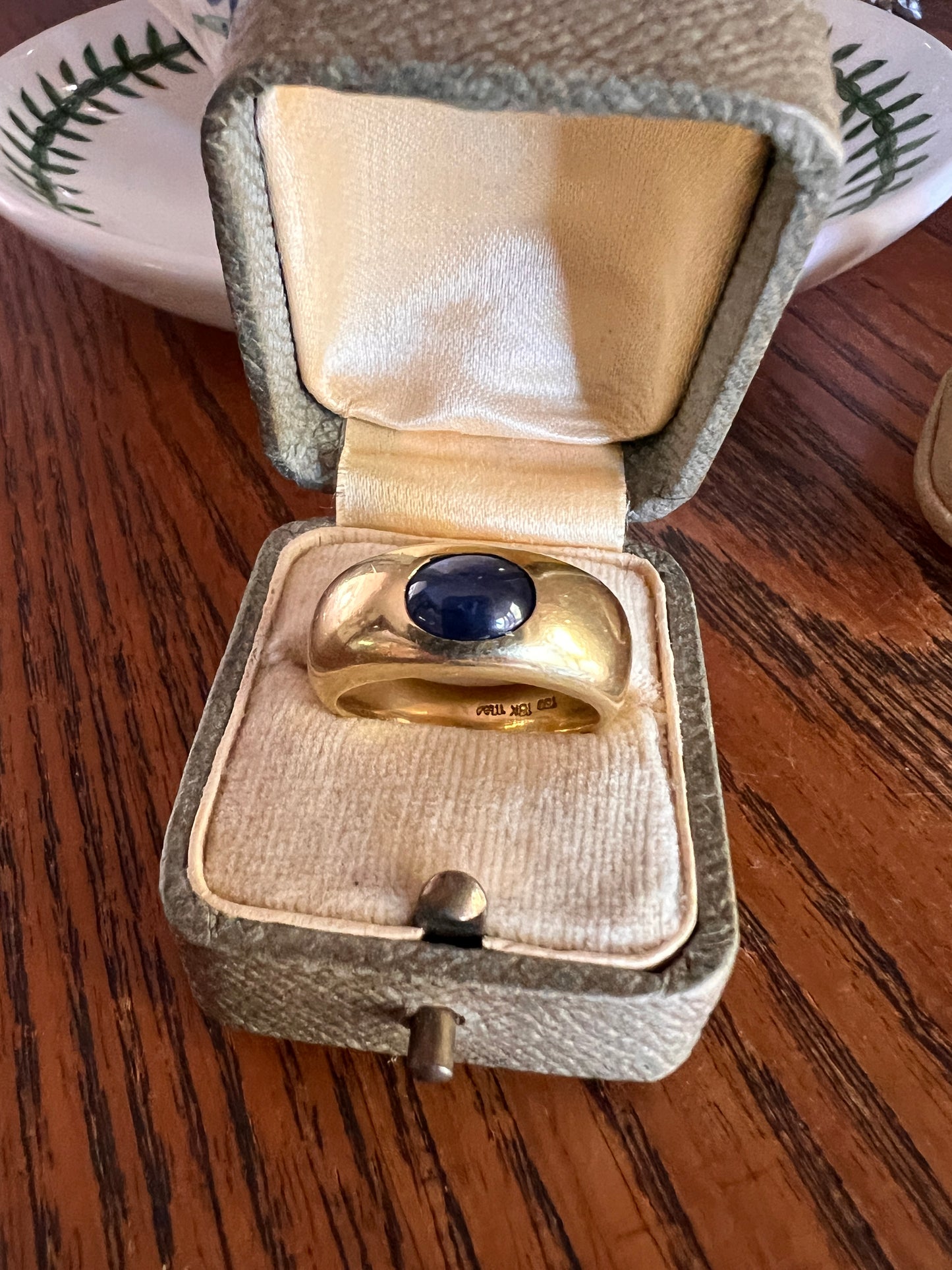 Vintage East West Natural SAPPHIRE Gypsy Ring 9.8g 18k Gold French Glowing Blue Cabochon Wide Band Chunky