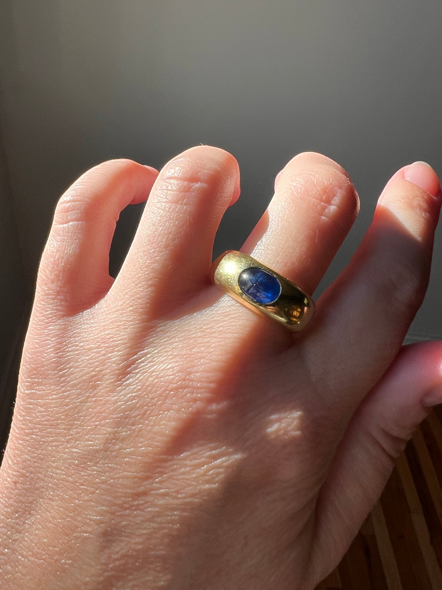 Vintage East West Natural SAPPHIRE Gypsy Ring 9.8g 18k Gold French Glowing Blue Cabochon Wide Band Chunky