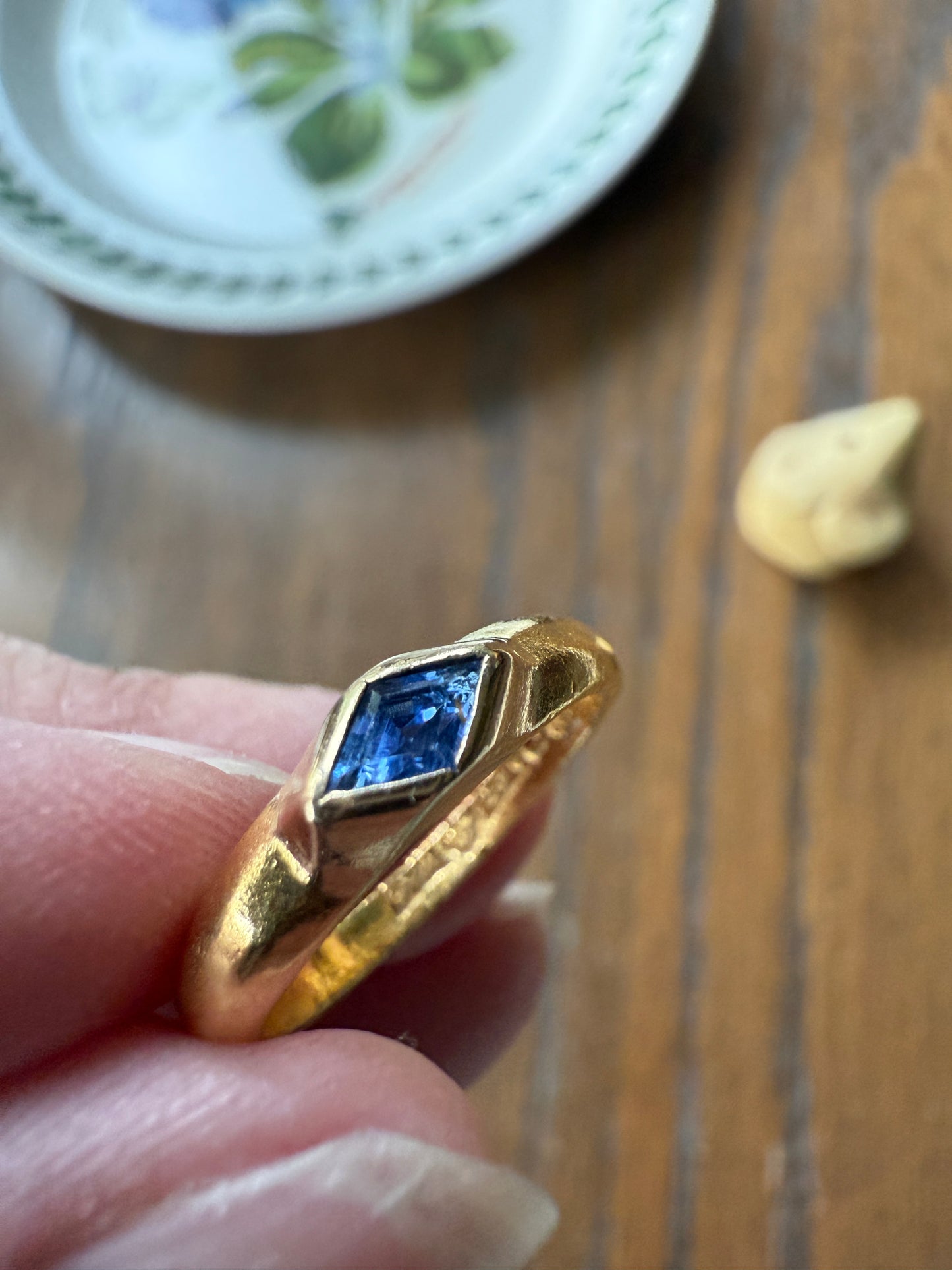 East West Diamond Shaped Kite Cut SAPPHIRE Ring 4.9g 23k Gold Vintage Blue Solitaire Stacker Gypsy Band Bezel Set Natural Periwinkle Blue