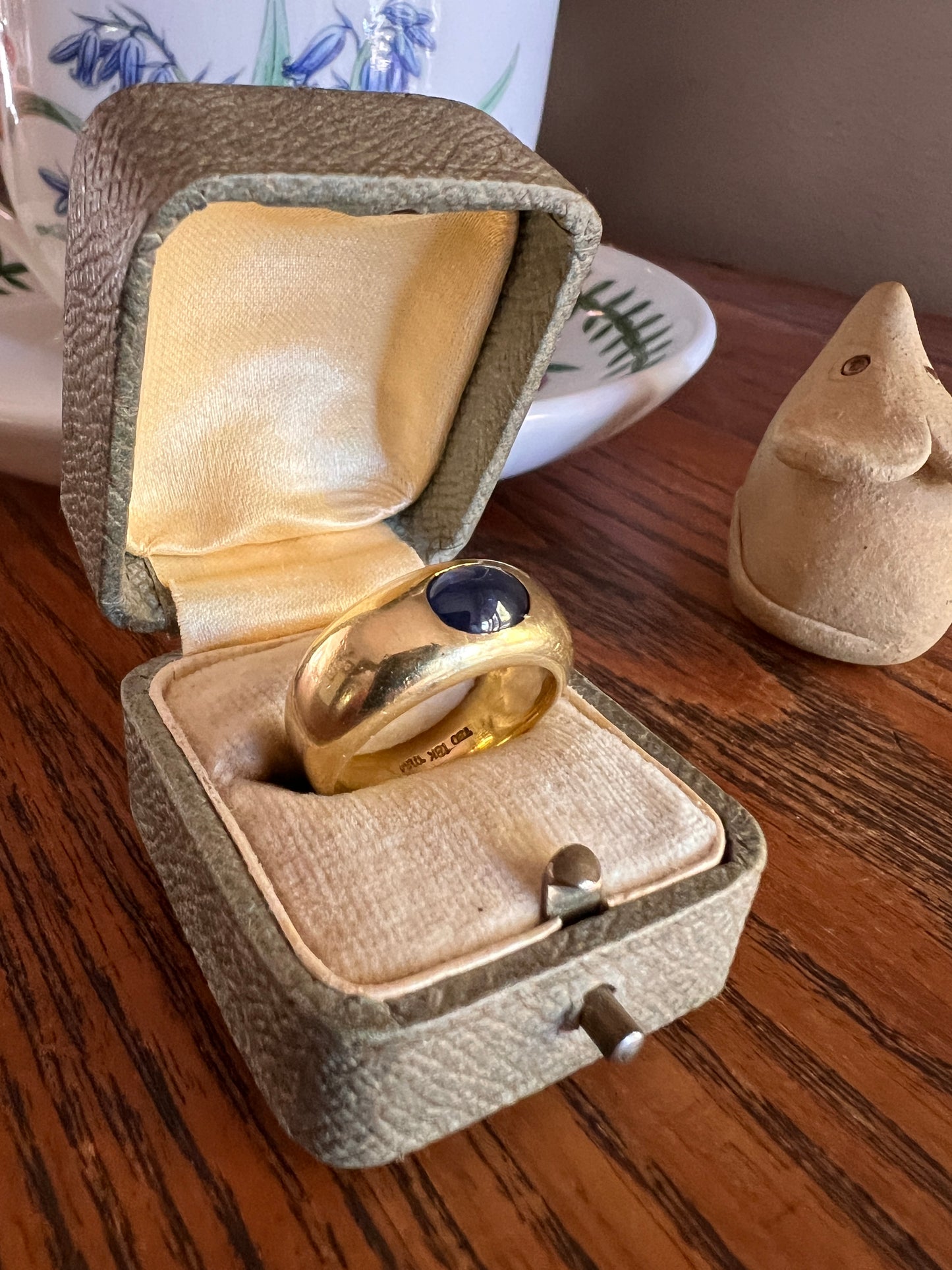 Vintage East West Natural SAPPHIRE Gypsy Ring 9.8g 18k Gold French Glowing Blue Cabochon Wide Band Chunky