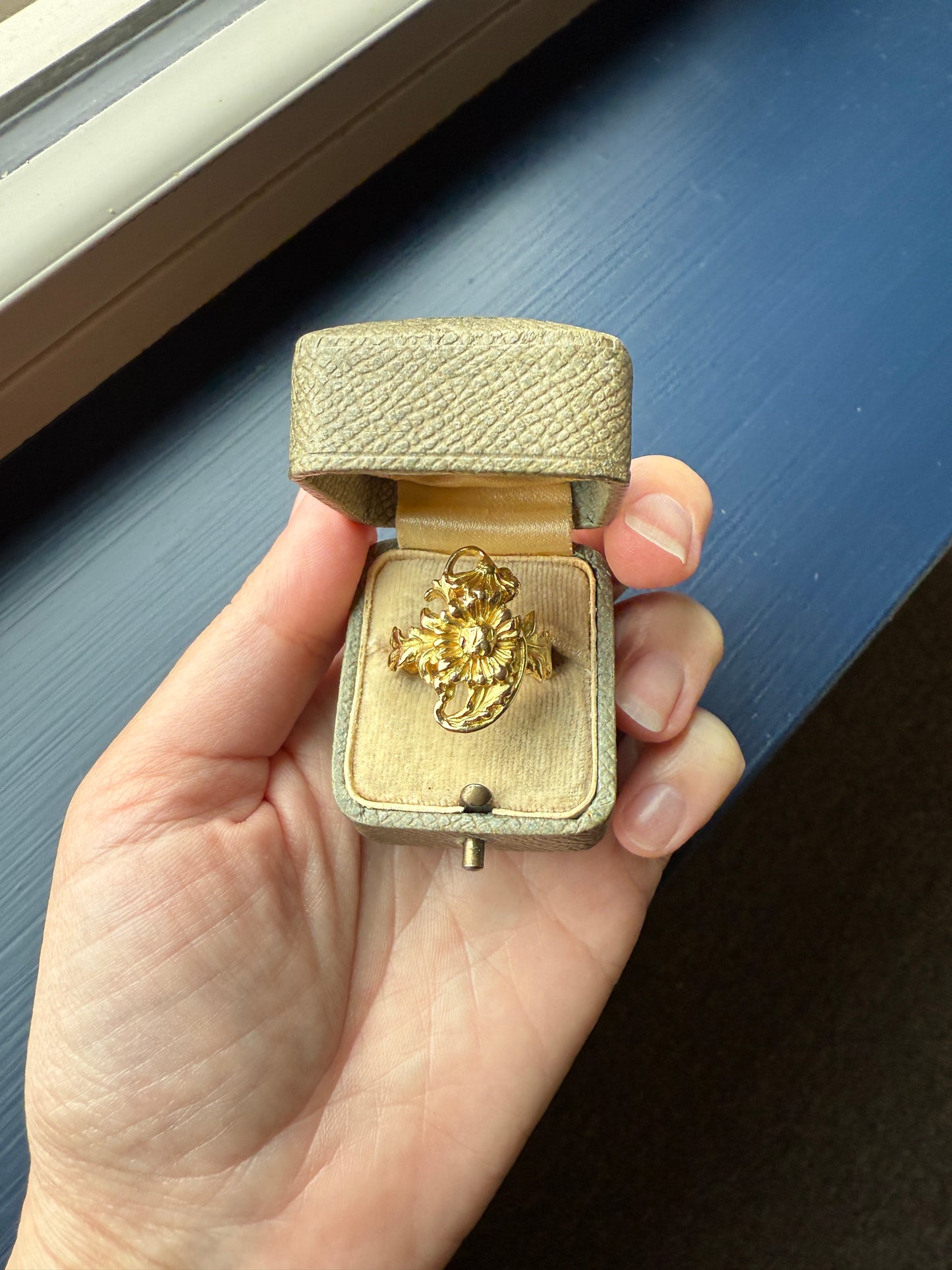 DAISY Large Scale ANTIQUE Figural Double Flower FRENCH Floral Ring 18k Gold Belle Epoque Romantic Gift Antique Art Nouveau Leaf Band