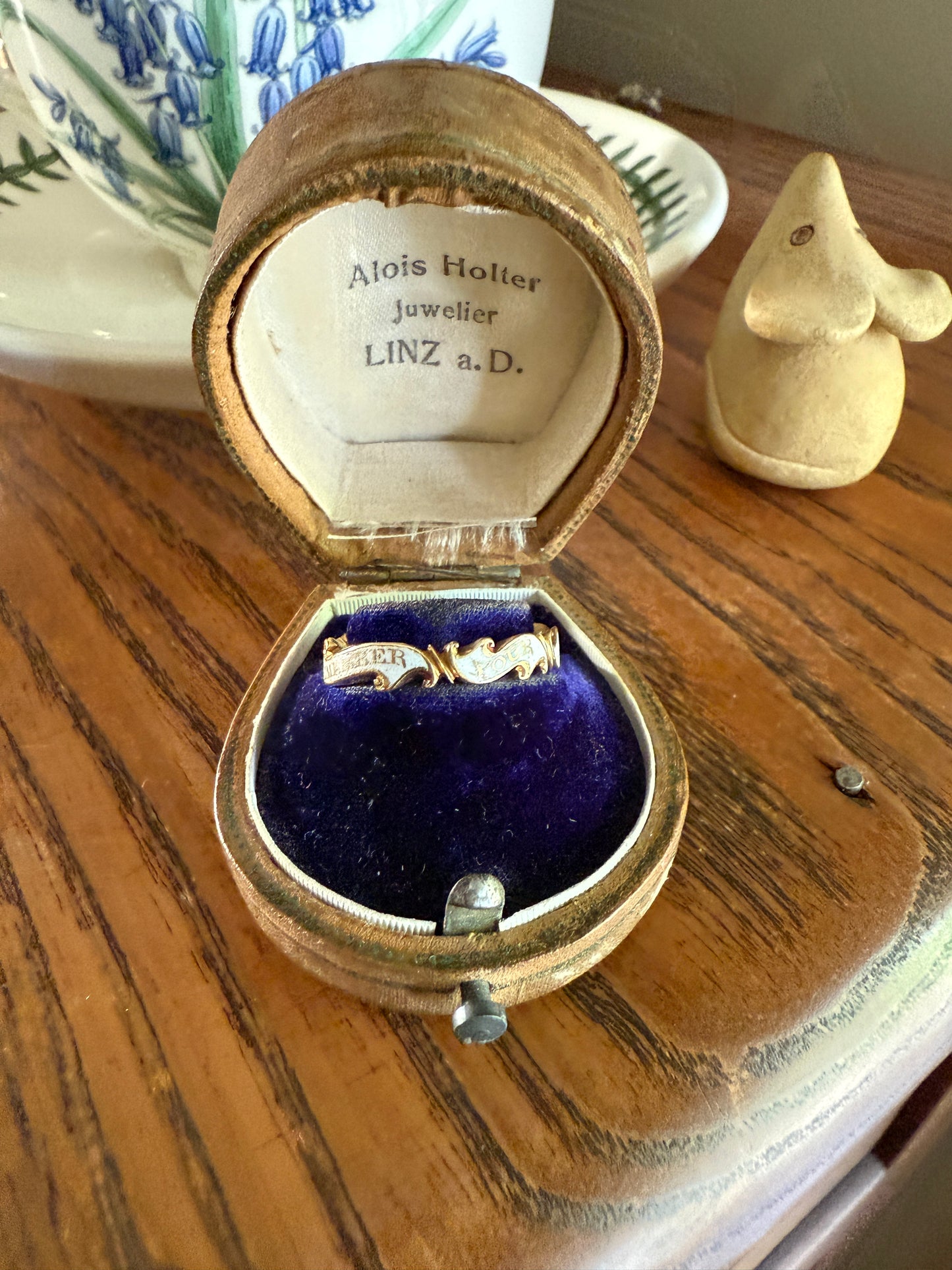Antique "REMEMBER Your FRIENDS End" GEORGIAN Era White Enamel 18k Gold Swirl Mourning Ring Band Comfort Fit