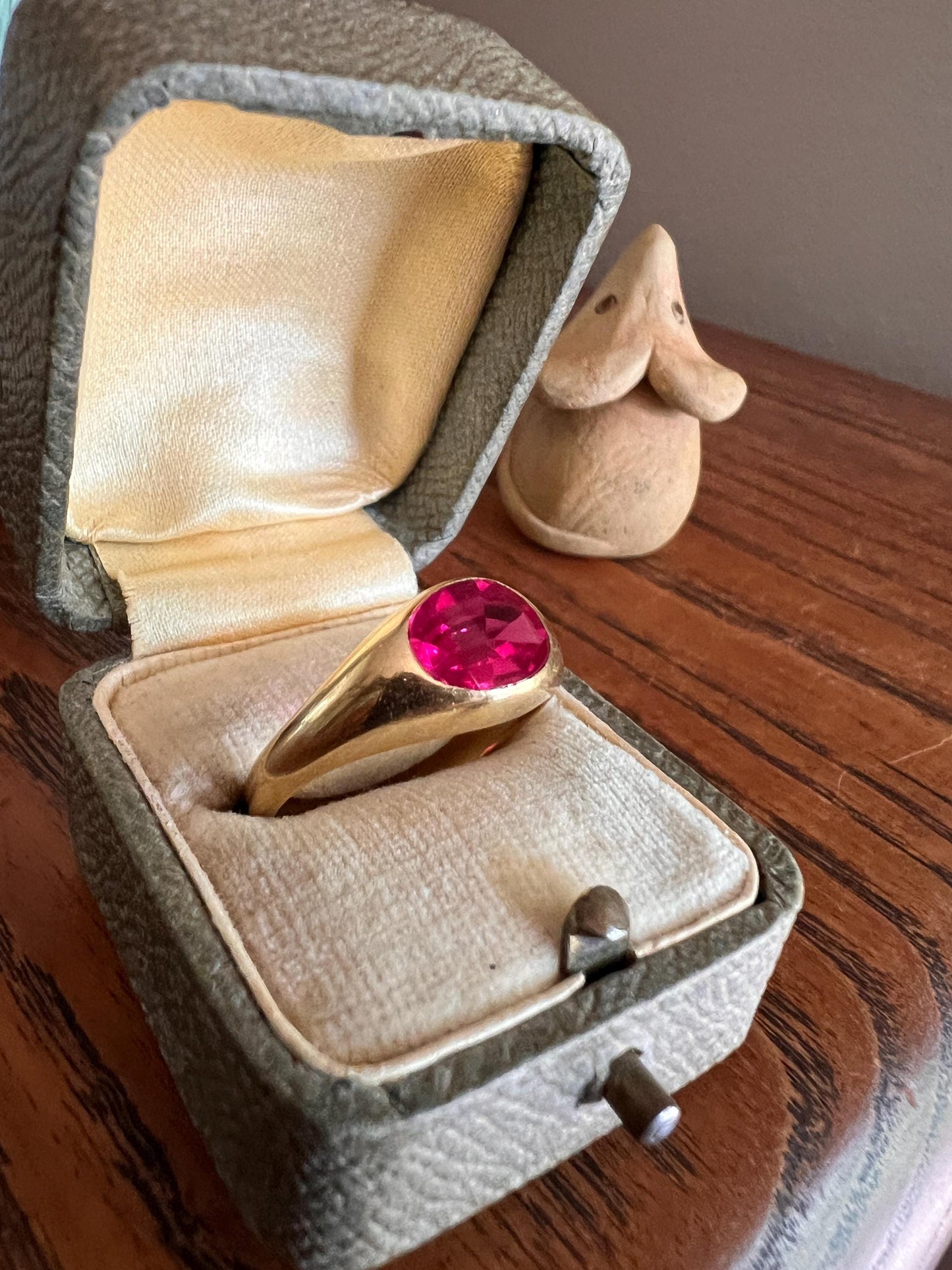 RUBY Vintage 18k GOLD Vibrant Fuchsia Pink Oval Buff Top French Ring Large Chunky Signet Romantic Love Gift Flat Cut Retro Unique Big Finger