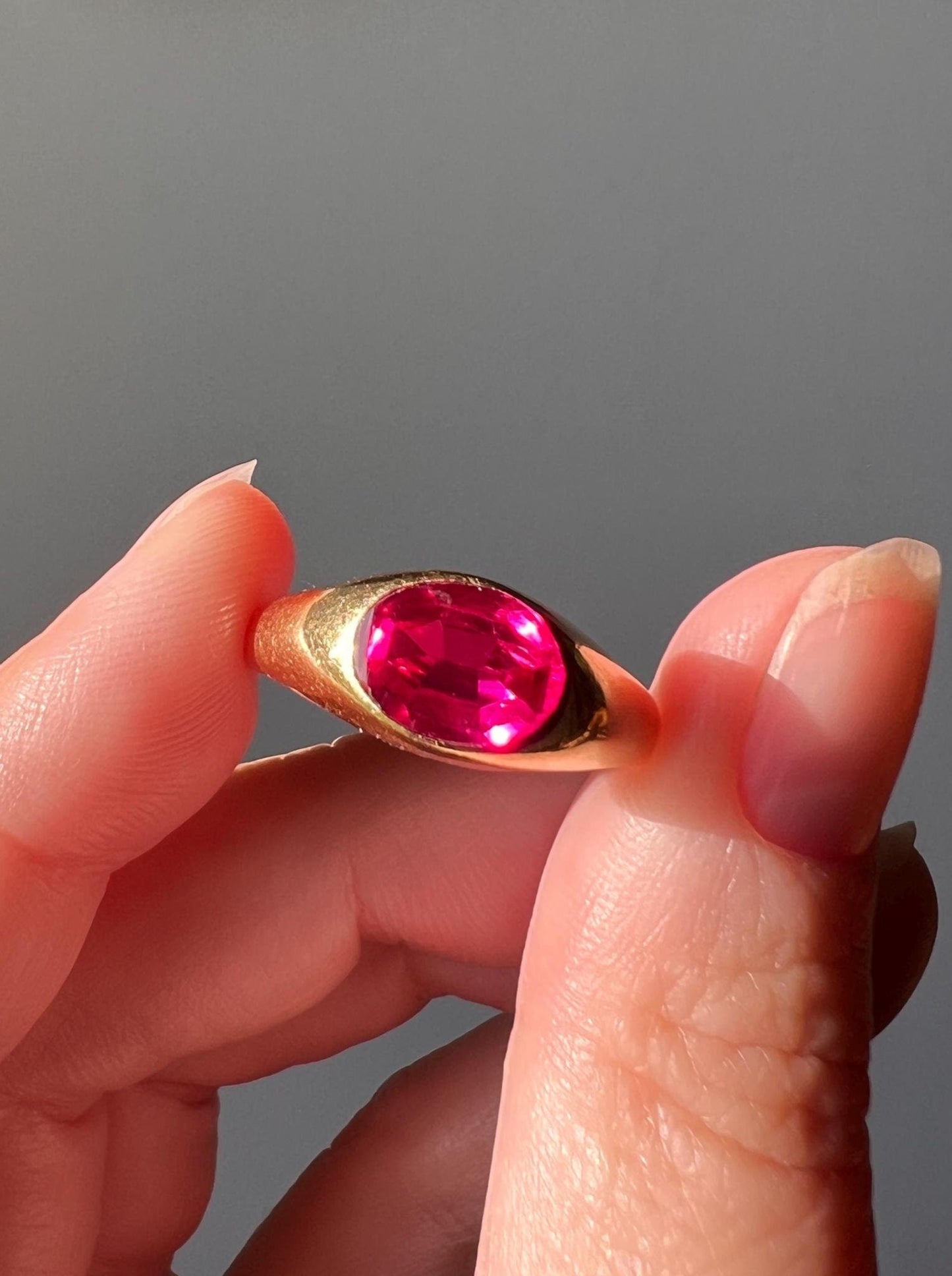 RUBY Vintage 18k GOLD Vibrant Fuchsia Pink Oval Buff Top French Ring Large Chunky Signet Romantic Love Gift Flat Cut Retro Unique Big Finger