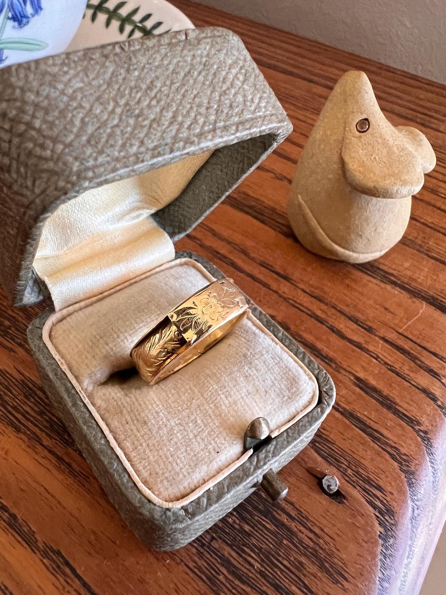 Floral Engraved LOCKET Ring OPENING Secret Panel Doors Romantic Victorian Antique 18k Gold Ornate Band Wedding Stacker Love Romantic Gift