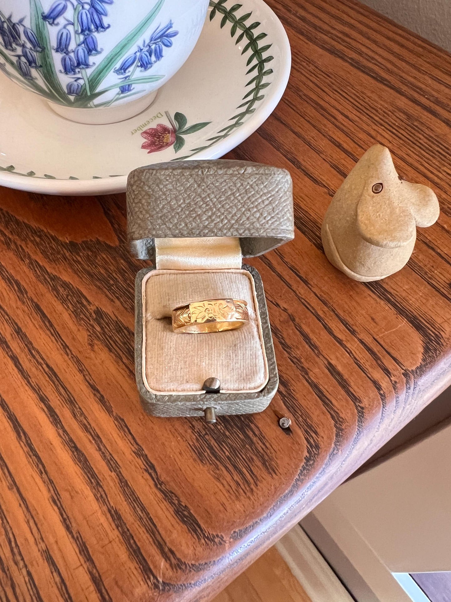 Floral Engraved LOCKET Ring OPENING Secret Panel Doors Romantic Victorian Antique 18k Gold Ornate Band Wedding Stacker Love Romantic Gift