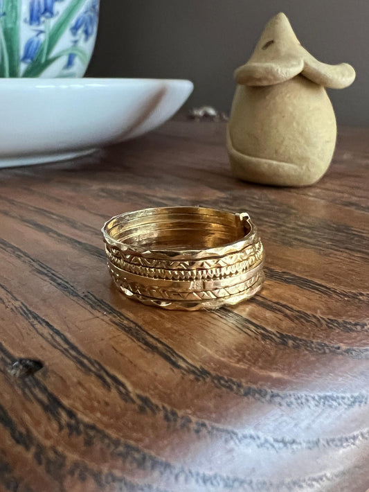 Semainier RING 18k GOLD 7 Textured Skinny Bands = 1 Wide Band Warm Yellow Stacker Romantic Gift Love Seven Days of Week Wavy Zigzag Vintage
