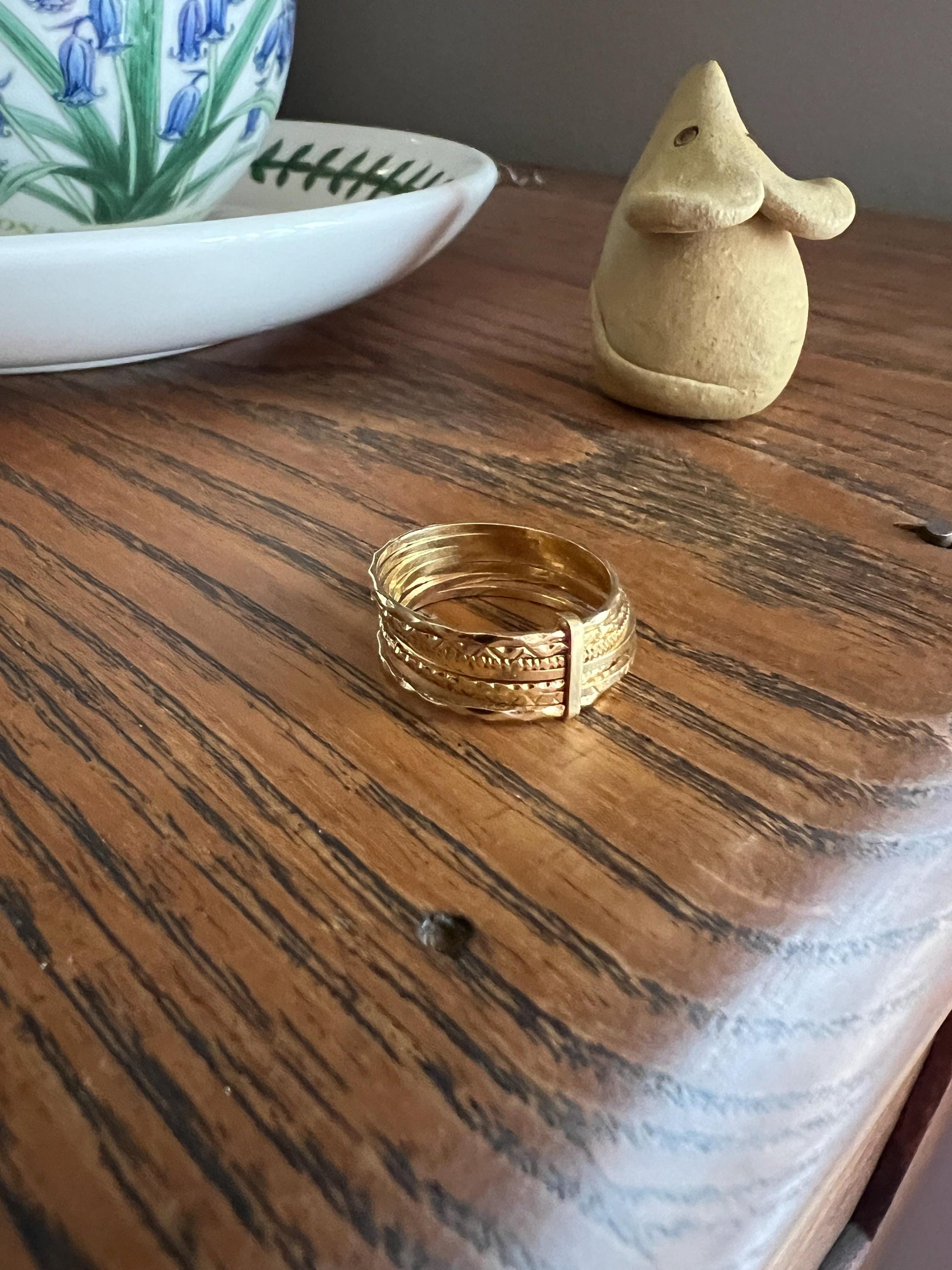 Semainier RING 18k GOLD 7 Textured Skinny Bands = 1 Wide Band Warm Yellow Stacker Romantic Gift Love Seven Days of Week Wavy Zigzag Vintage