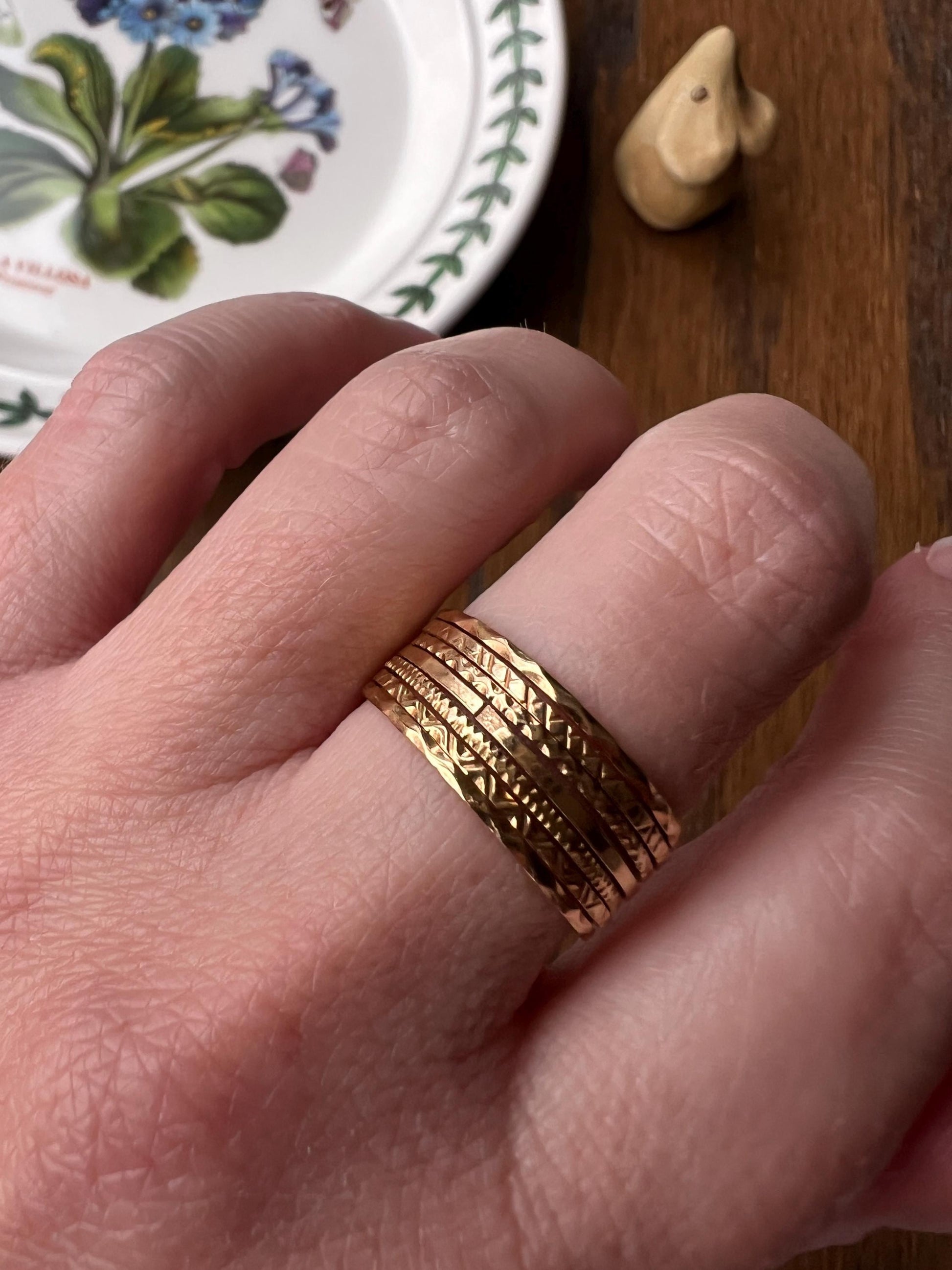 Semainier RING 18k GOLD 7 Textured Skinny Bands = 1 Wide Band Warm Yellow Stacker Romantic Gift Love Seven Days of Week Wavy Zigzag Vintage