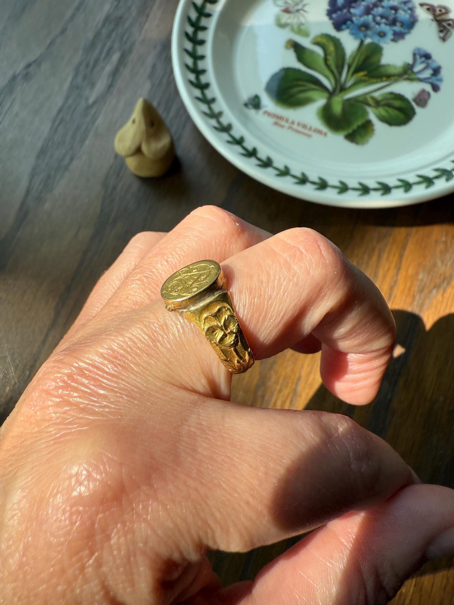 PANSY Signet Ornate Initial Monogram Delicious Floral French Art NOUVEAU Antique Belle Epoque 18k Gold Ring Former Secret Locket Poison Band