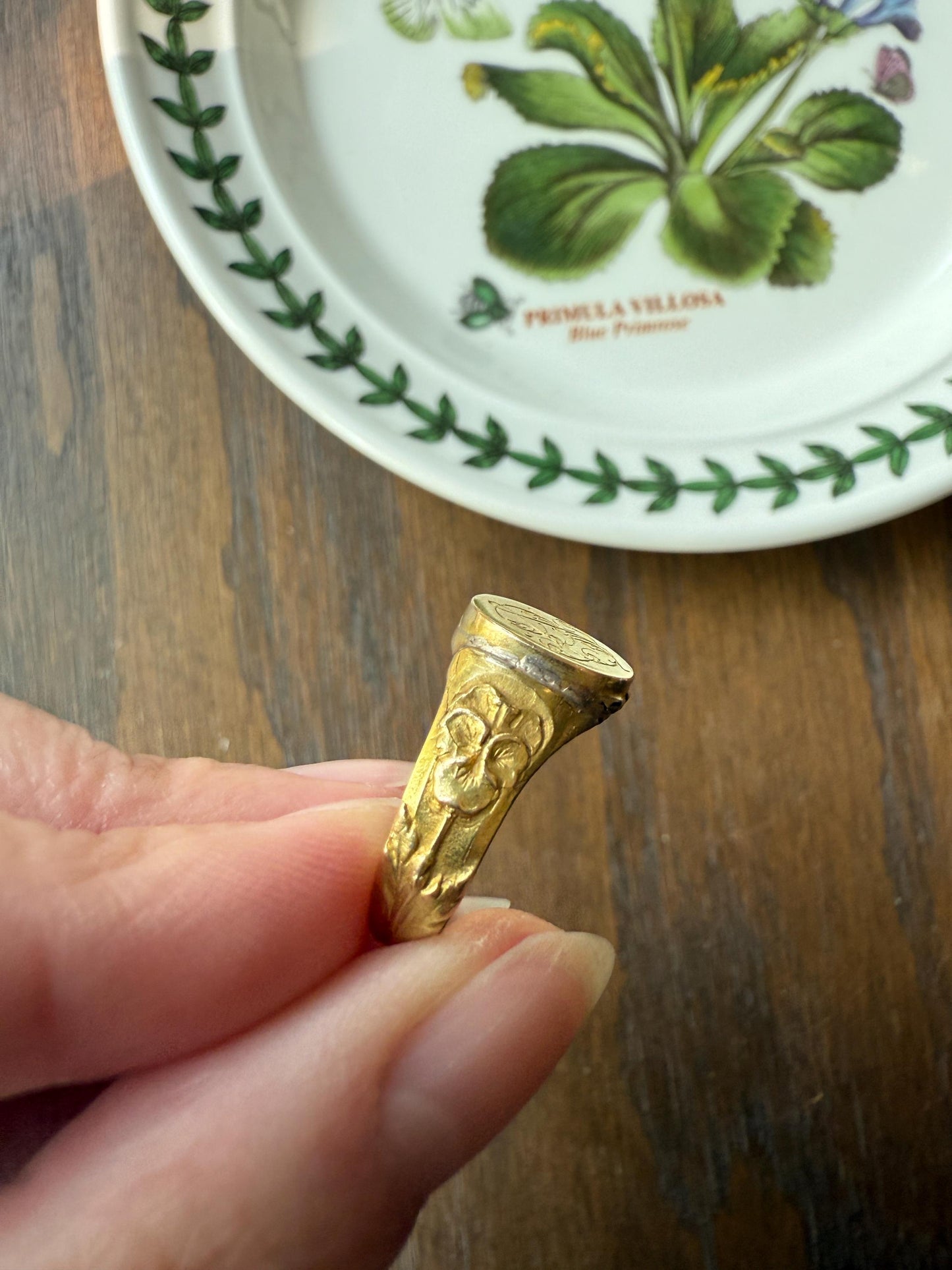 PANSY Signet Ornate Initial Monogram Delicious Floral French Art NOUVEAU Antique Belle Epoque 18k Gold Ring Former Secret Locket Poison Band