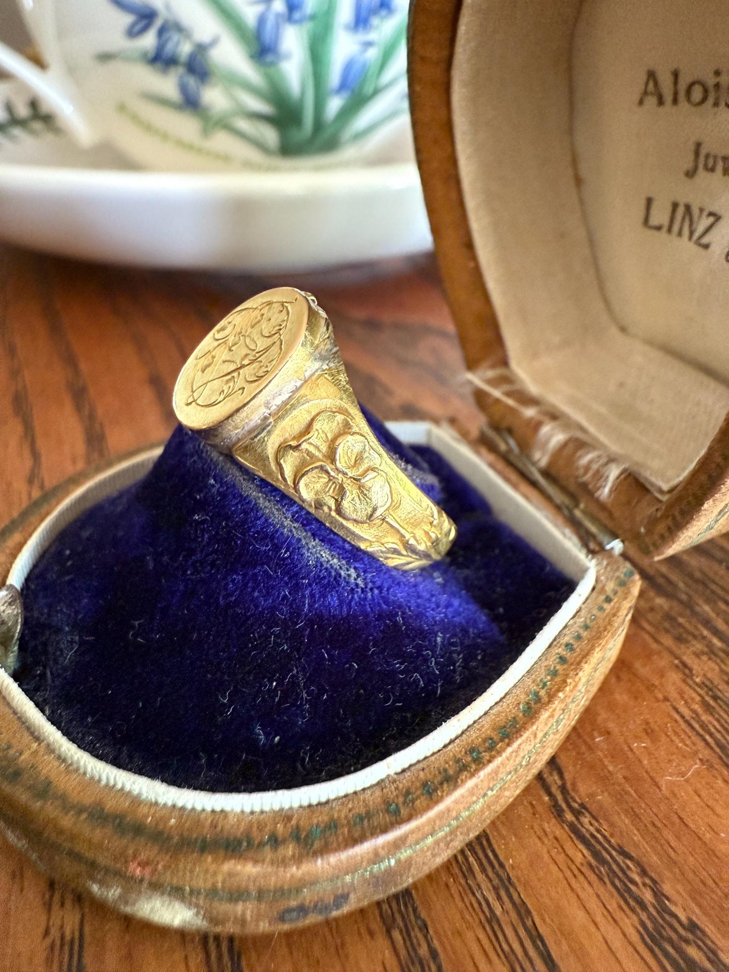 PANSY Signet Ornate Initial Monogram Delicious Floral French Art NOUVEAU Antique Belle Epoque 18k Gold Ring Former Secret Locket Poison Band