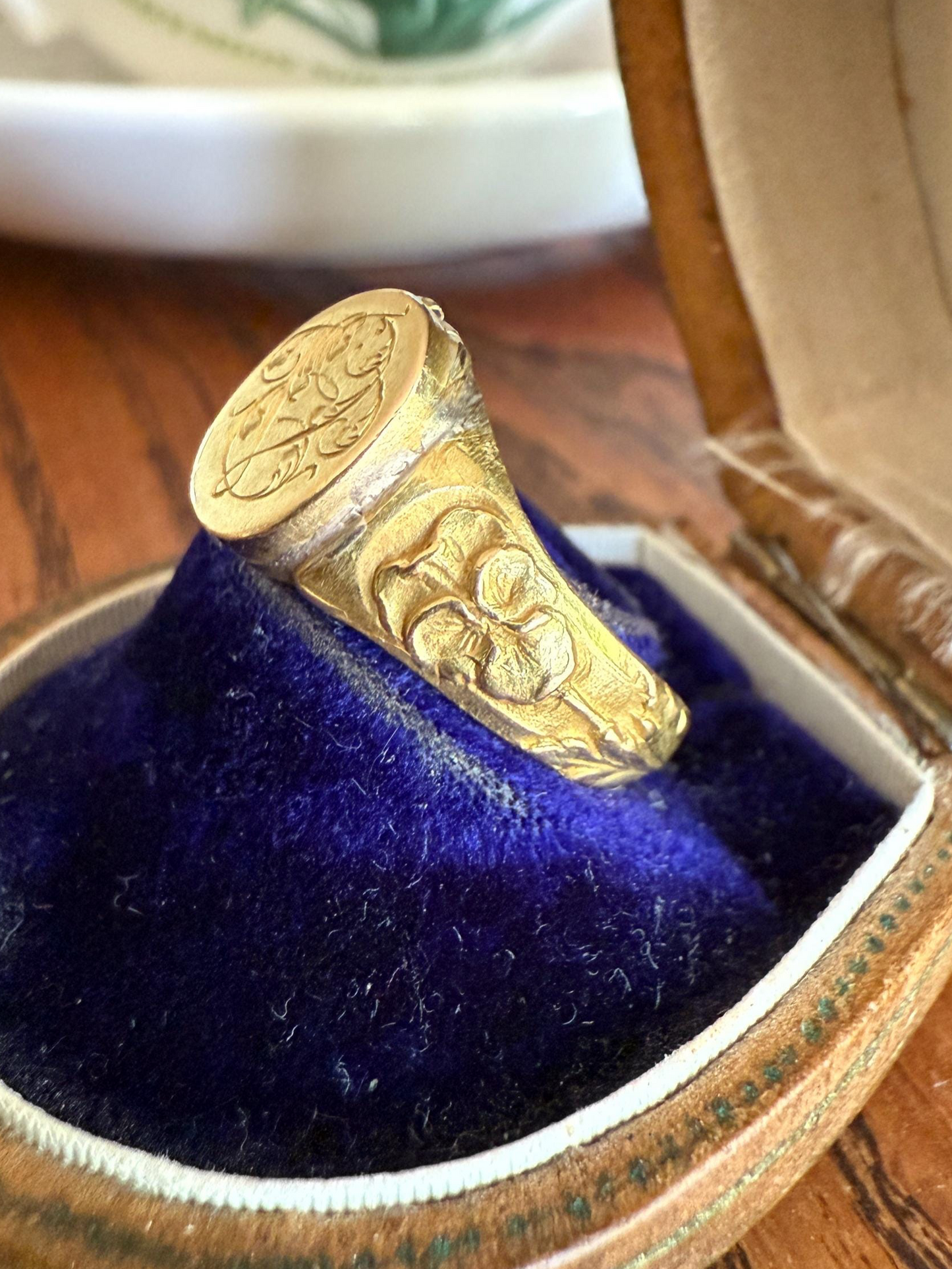 PANSY Signet Ornate Initial Monogram Delicious Floral French Art NOUVEAU Antique Belle Epoque 18k Gold Ring Former Secret Locket Poison Band