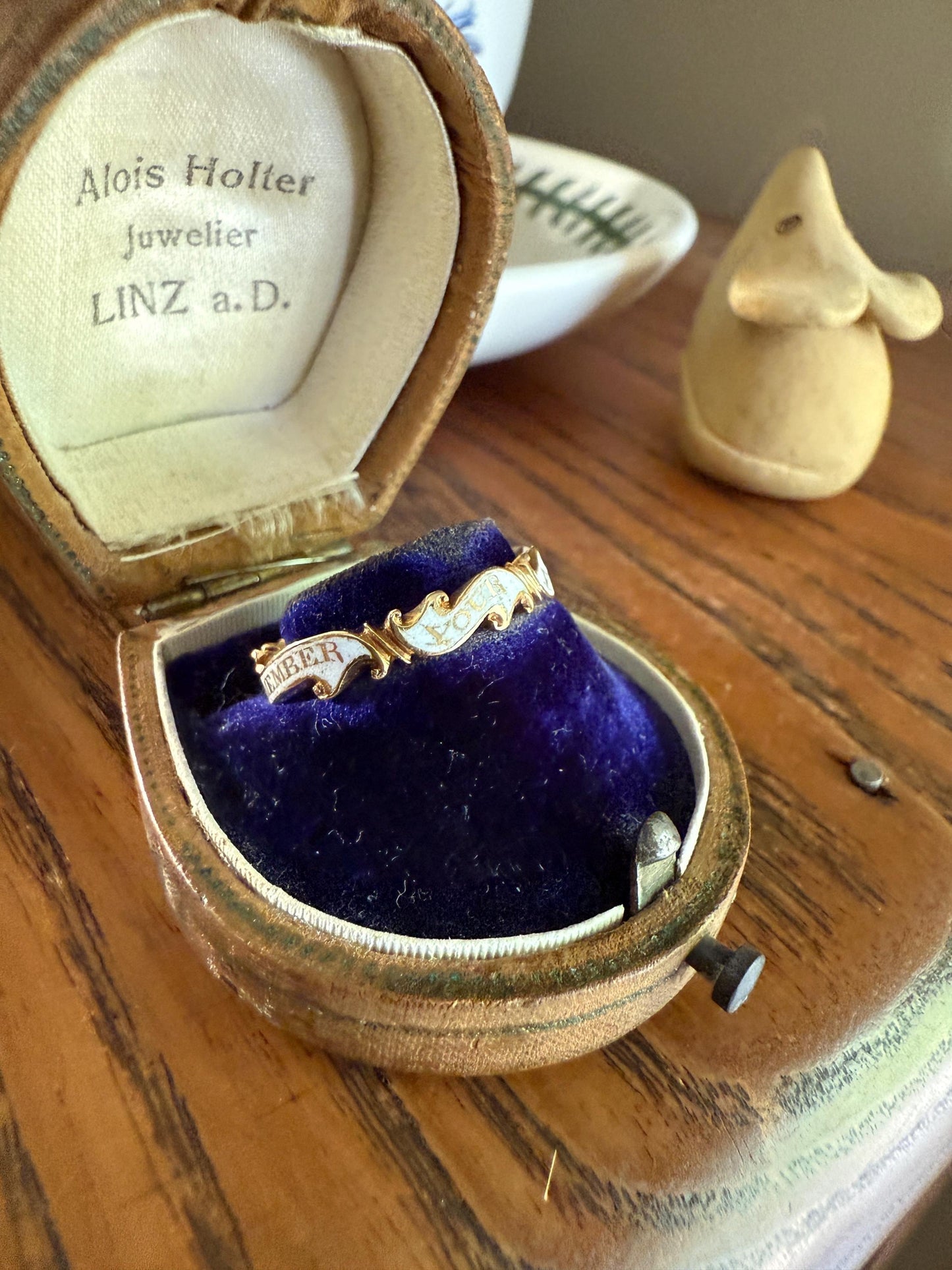 Antique "REMEMBER Your FRIENDS End" GEORGIAN Era White Enamel 18k Gold Swirl Mourning Ring Antique Band Sturdy Comfort Fit Stacker Words