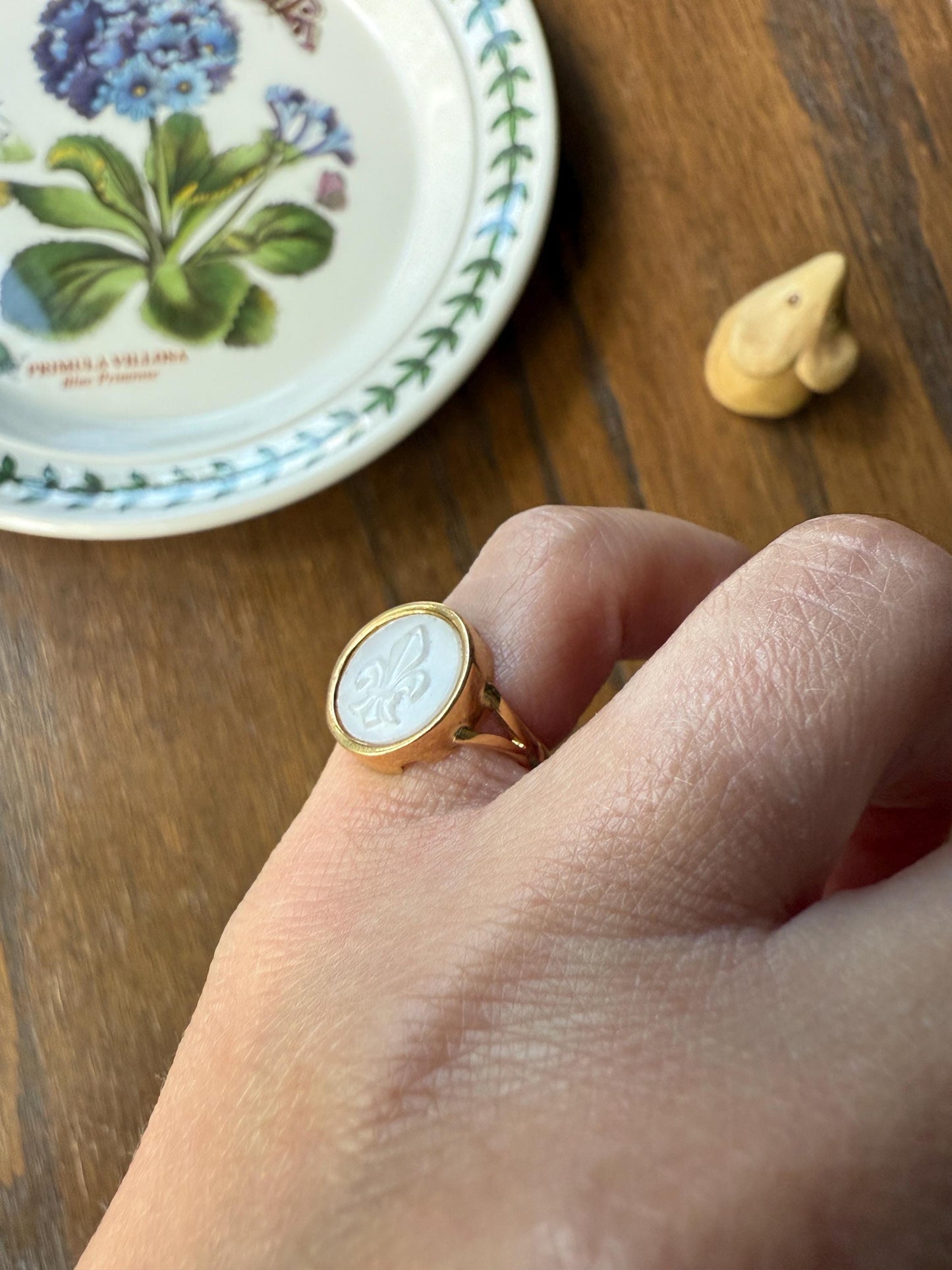 FLEUR De LIS White Resin Faux Mother of Pearl French Vintage 18k Gold Bezel Set Ring Pinky Figural Ringstack