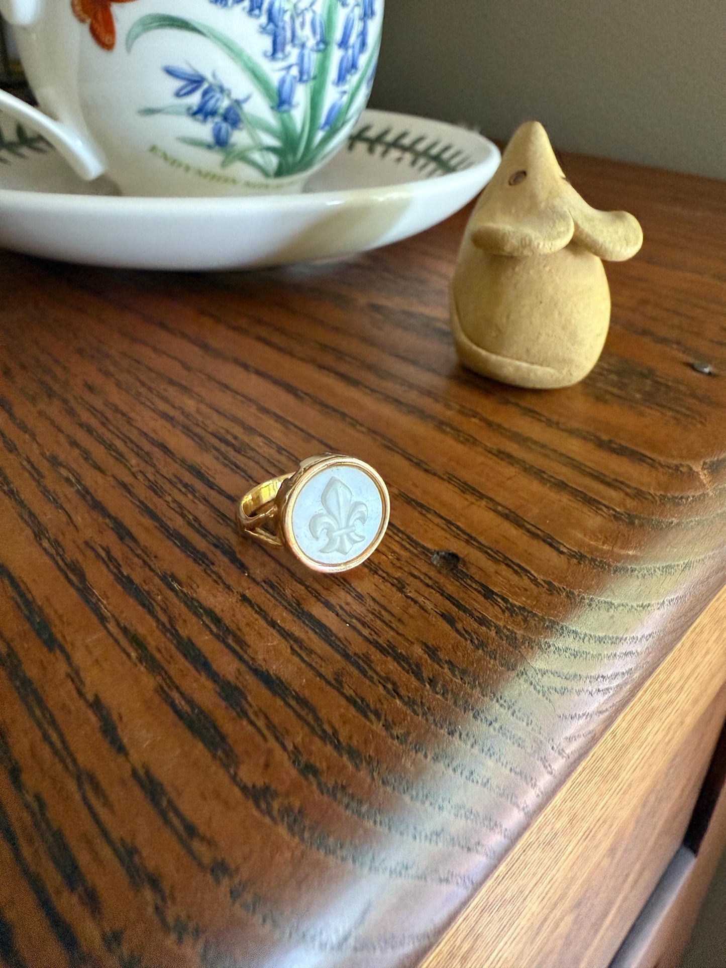 FLEUR De LIS White Resin Faux Mother of Pearl French Vintage 18k Gold Bezel Set Ring Pinky Figural Ringstack