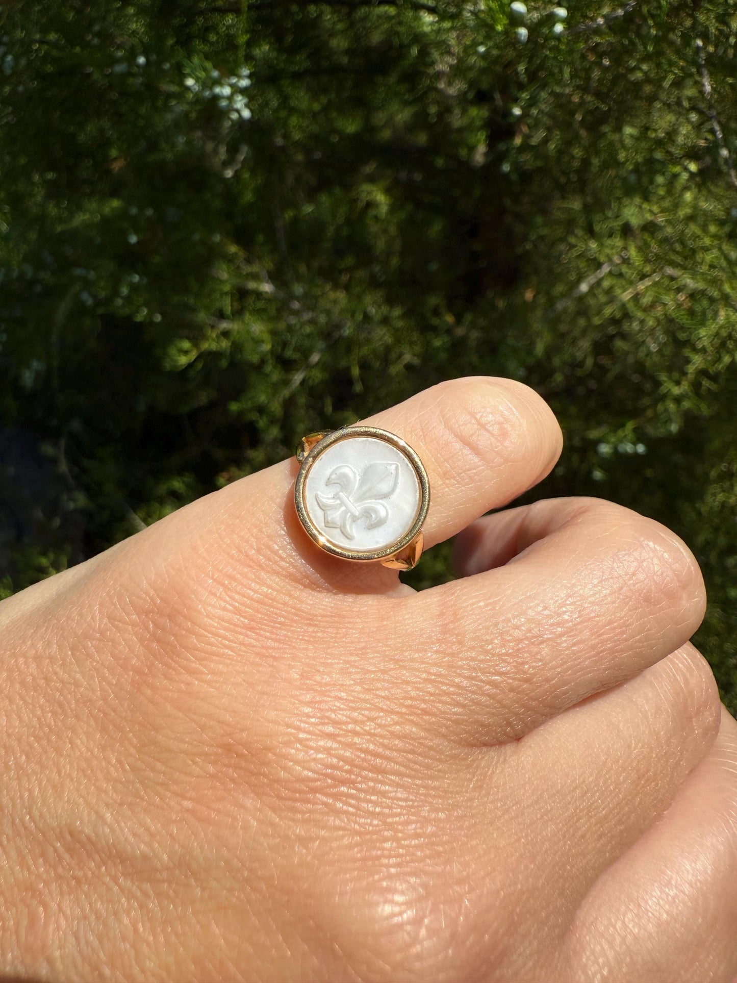 FLEUR De LIS White Resin Faux Mother of Pearl French Vintage 18k Gold Bezel Set Ring Pinky Figural Ringstack