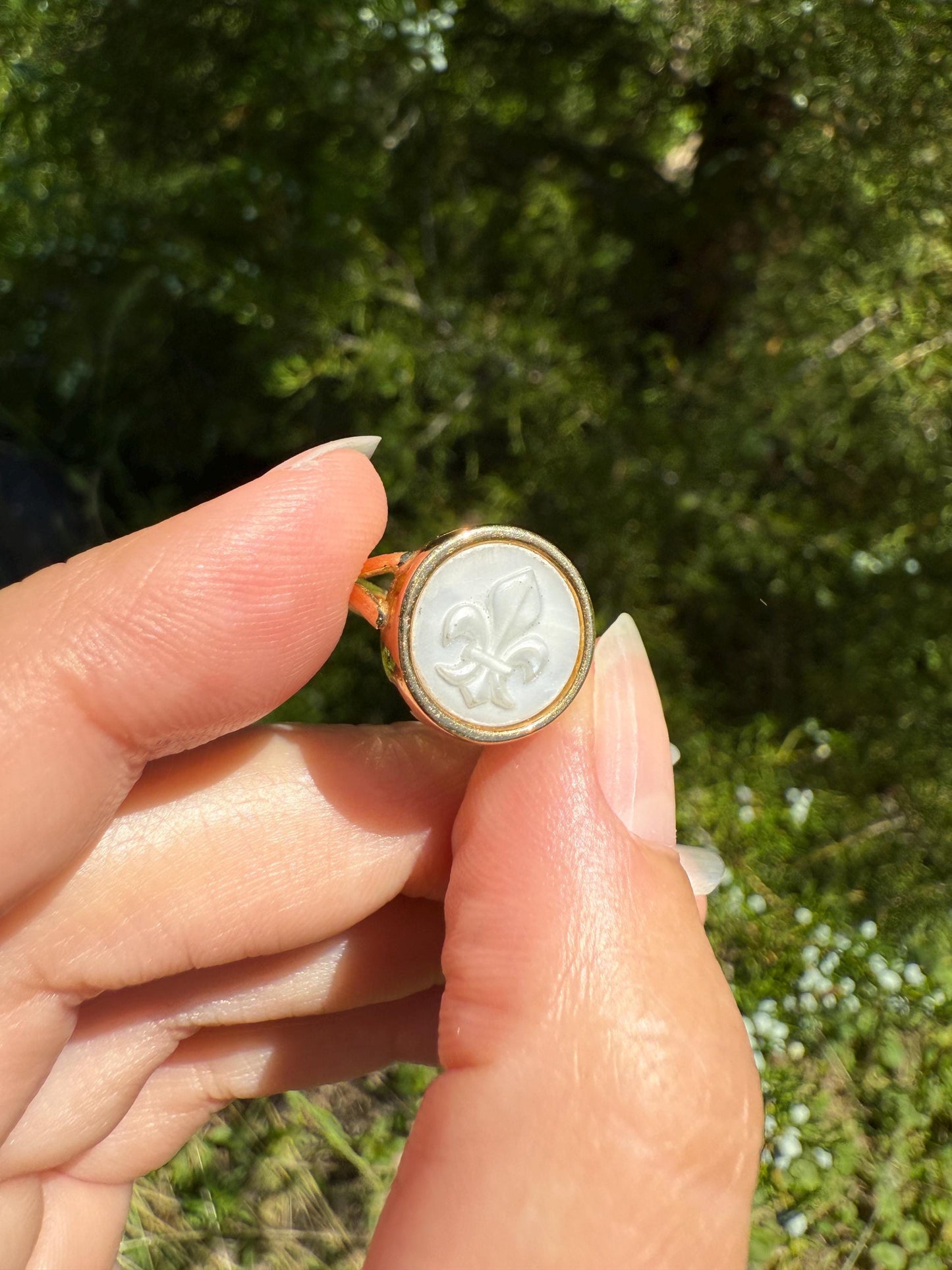 FLEUR De LIS White Resin Faux Mother of Pearl French Vintage 18k Gold Bezel Set Ring Pinky Figural Ringstack