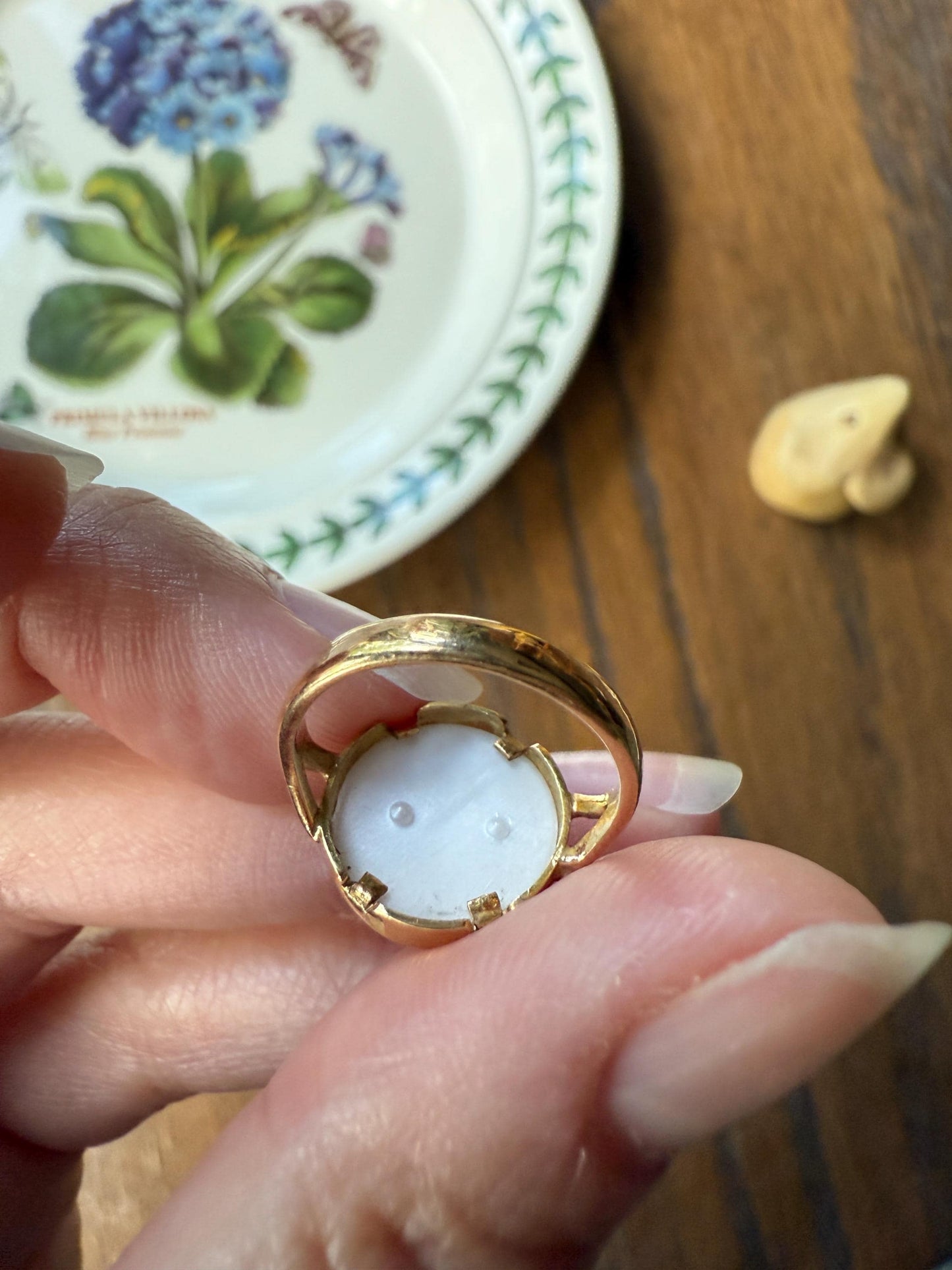 FLEUR De LIS White Resin Faux Mother of Pearl French Vintage 18k Gold Bezel Set Ring Pinky Figural Ringstack