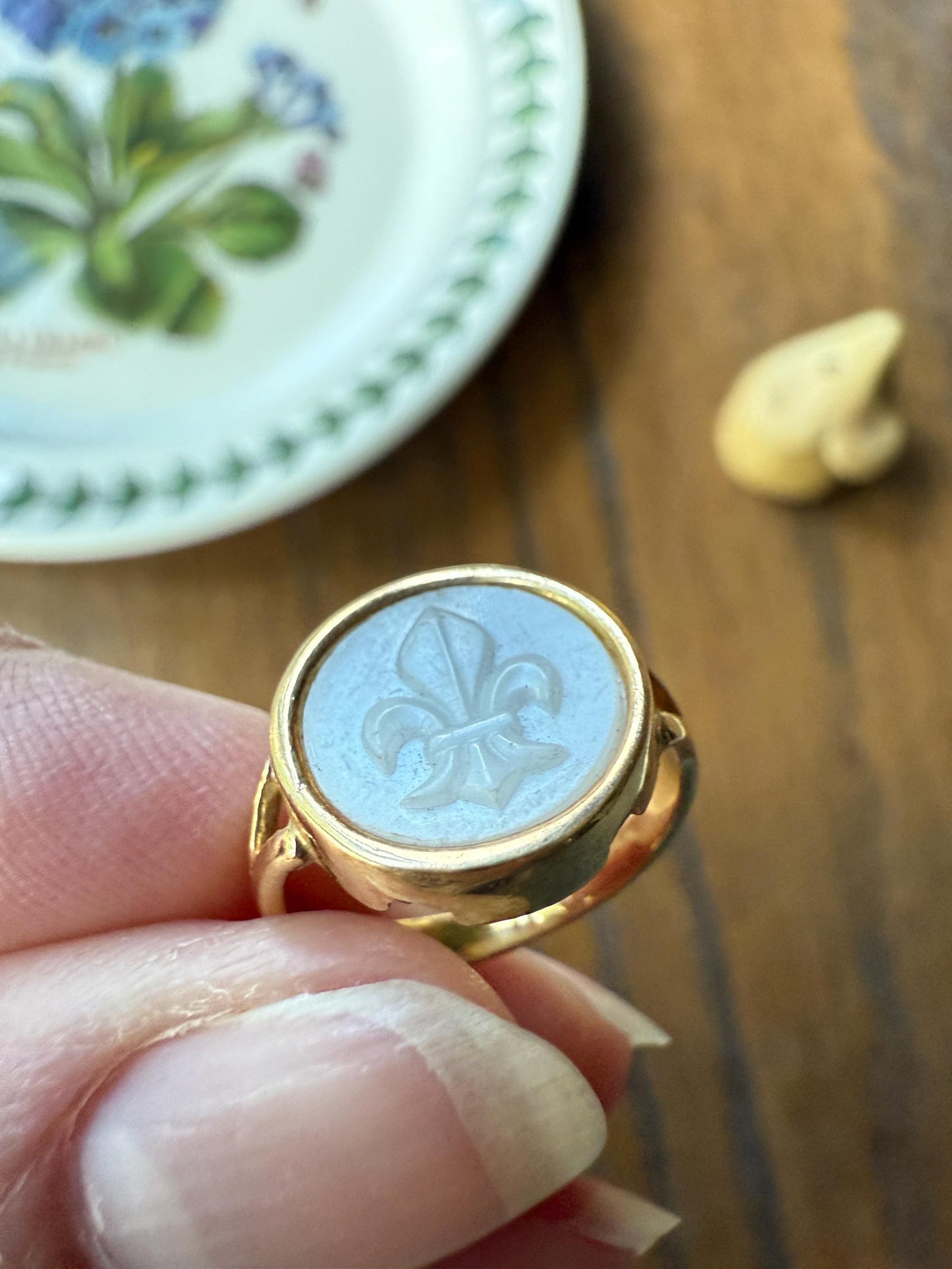 FLEUR De LIS White Resin Faux Mother of Pearl French Vintage 18k Gold Bezel Set Ring Pinky Figural Ringstack