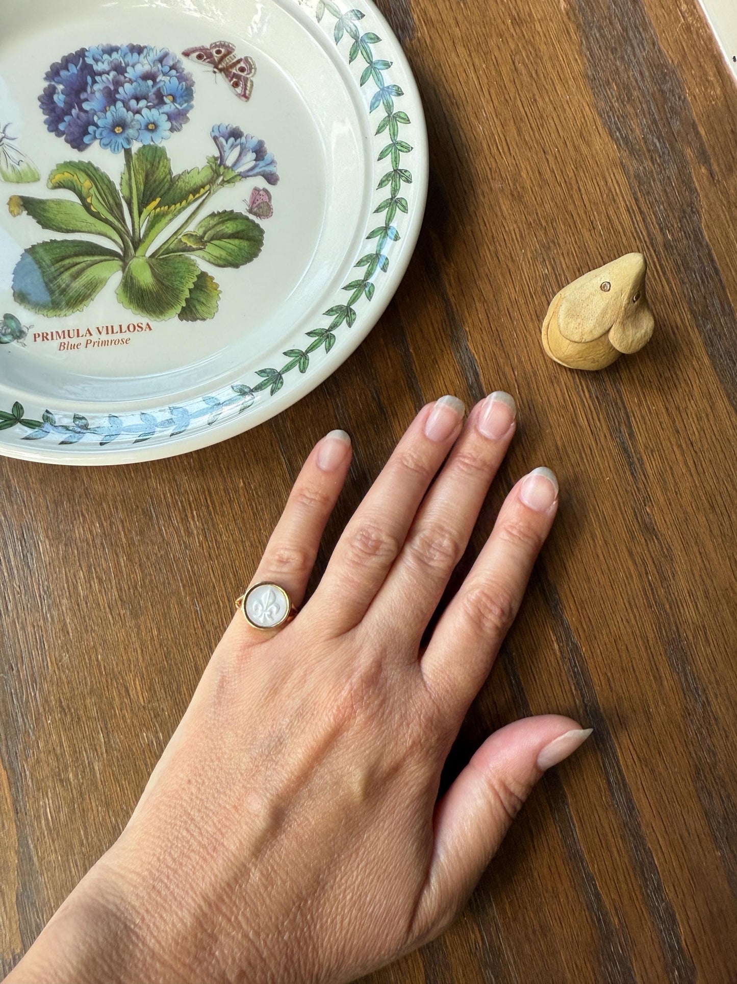 FLEUR De LIS White Resin Faux Mother of Pearl French Vintage 18k Gold Bezel Set Ring Pinky Figural Ringstack
