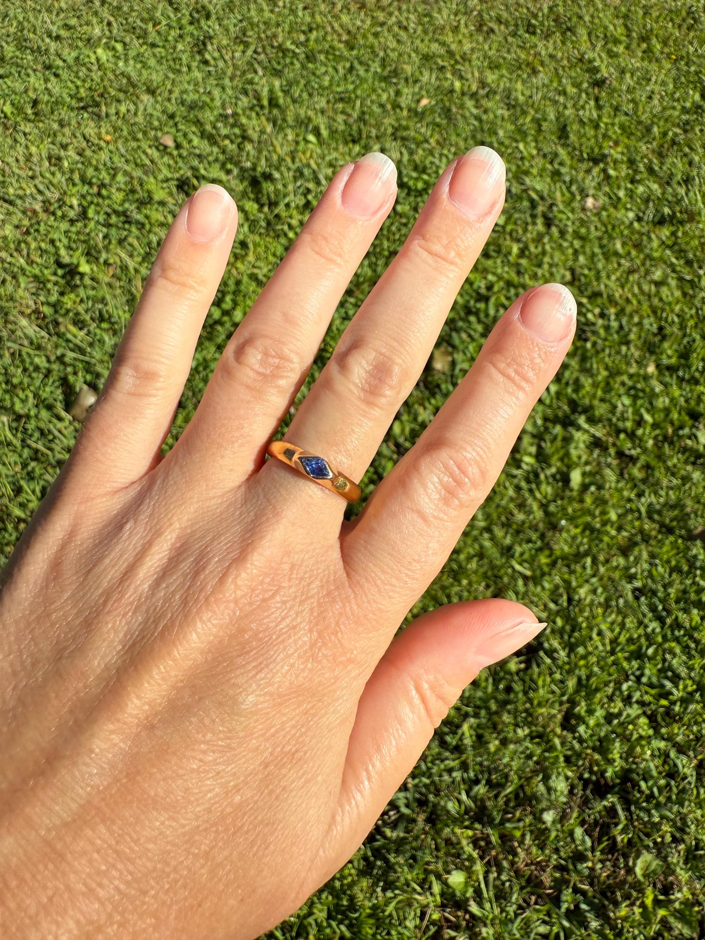 East West Diamond Shaped Kite Cut SAPPHIRE Ring 4.9g 23k Gold Vintage Blue Solitaire Stacker Gypsy Band Bezel Set Natural Periwinkle Blue