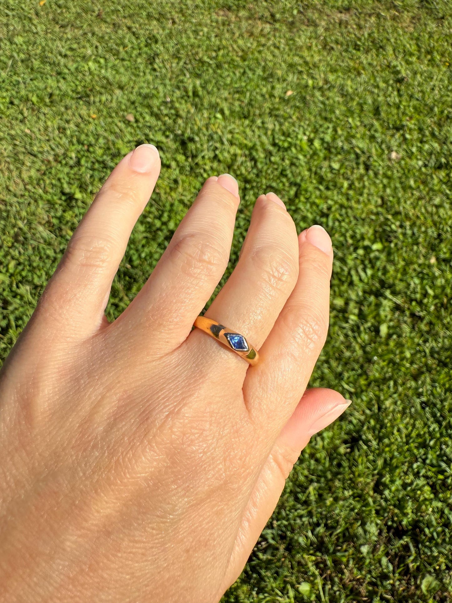 East West Diamond Shaped Kite Cut SAPPHIRE Ring 4.9g 23k Gold Vintage Blue Solitaire Stacker Gypsy Band Bezel Set Natural Periwinkle Blue