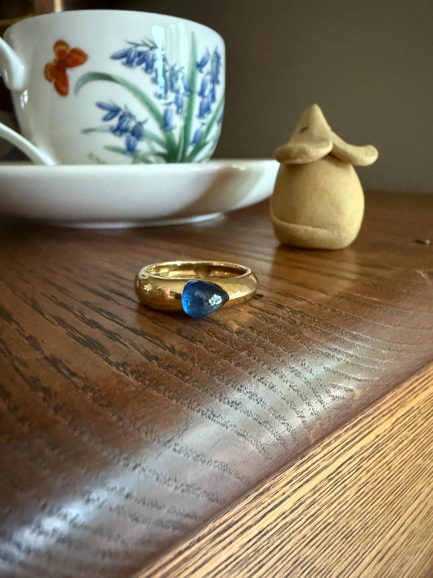 East West Teardrop Cabochon Cut SAPPHIRE Ring 7.6g 18k Gold Vintage Blue Domed Solitaire Stacker Gypsy Band Natural Blue Glow