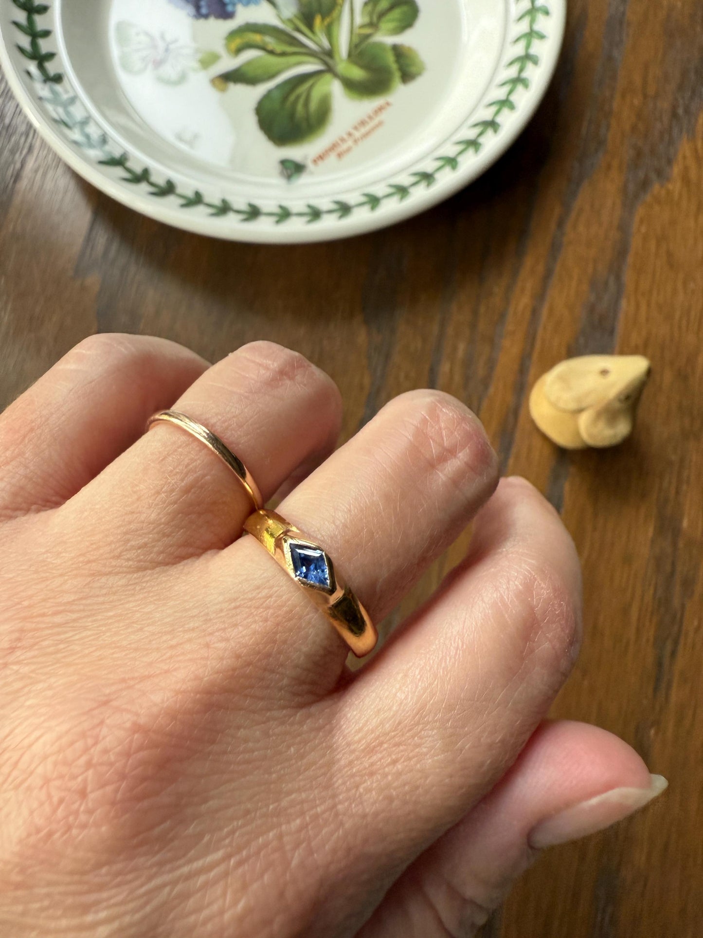 East West Diamond Shaped Kite Cut SAPPHIRE Ring 4.9g 23k Gold Vintage Blue Solitaire Stacker Gypsy Band Bezel Set Natural Periwinkle Blue