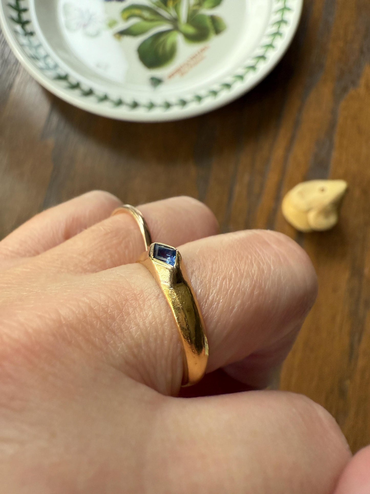 East West Diamond Shaped Kite Cut SAPPHIRE Ring 4.9g 23k Gold Vintage Blue Solitaire Stacker Gypsy Band Bezel Set Natural Periwinkle Blue