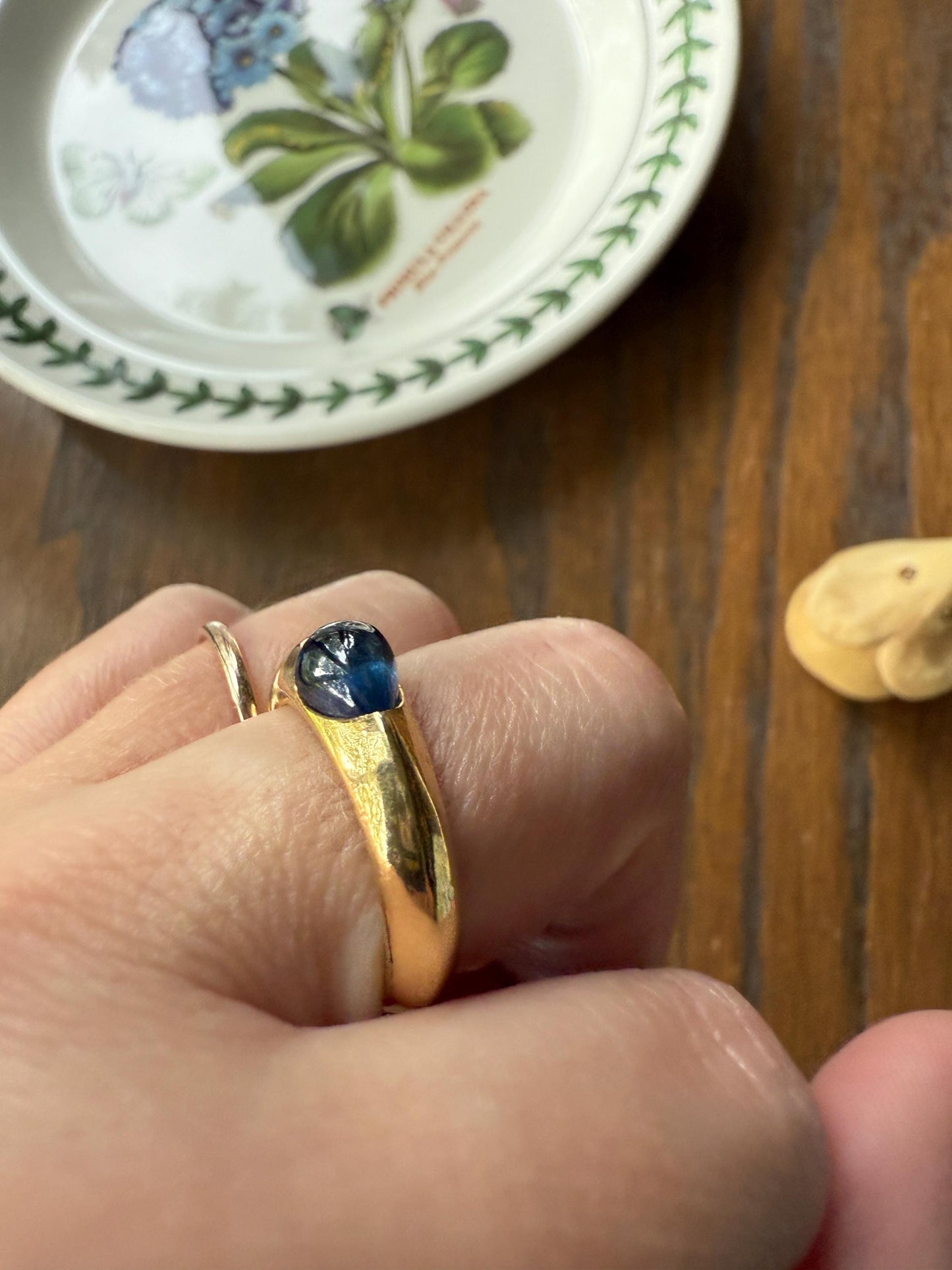 East West Teardrop Cabochon Cut SAPPHIRE Ring 7.6g 18k Gold Vintage Blue Domed Solitaire Stacker Gypsy Band Natural Blue Glow