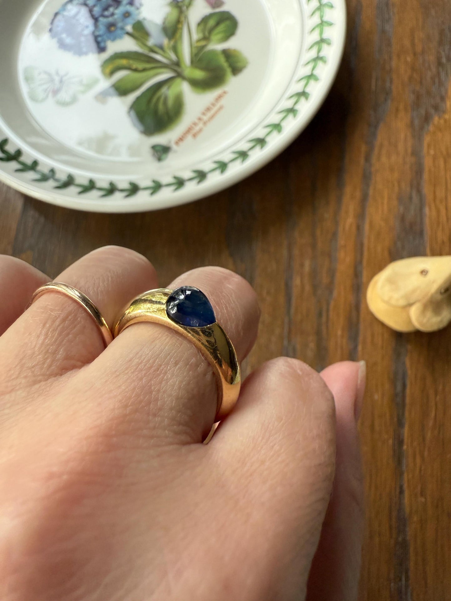 East West Teardrop Cabochon Cut SAPPHIRE Ring 7.6g 18k Gold Vintage Blue Domed Solitaire Stacker Gypsy Band Natural Blue Glow
