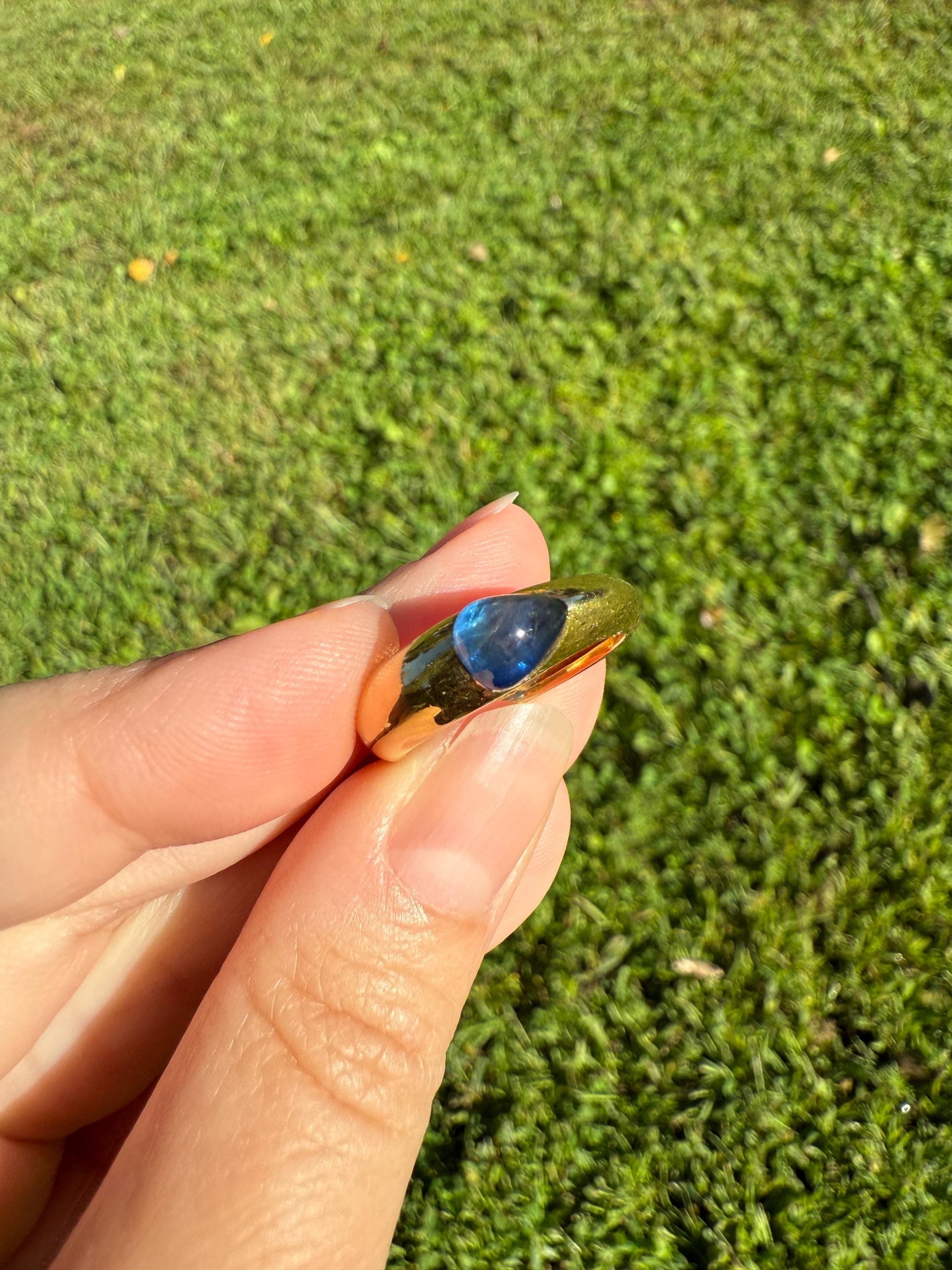 East West Teardrop Cabochon Cut SAPPHIRE Ring 7.6g 18k Gold Vintage Blue Domed Solitaire Stacker Gypsy Band Natural Blue Glow