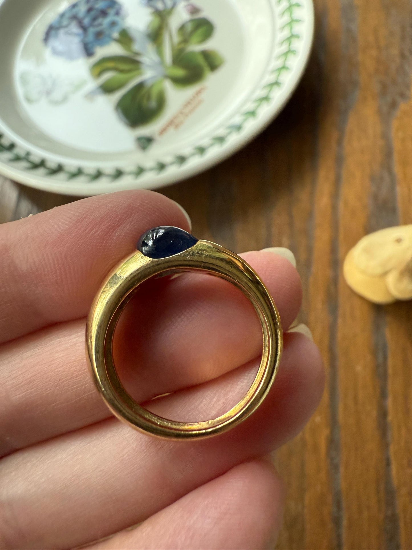 East West Teardrop Cabochon Cut SAPPHIRE Ring 7.6g 18k Gold Vintage Blue Domed Solitaire Stacker Gypsy Band Natural Blue Glow