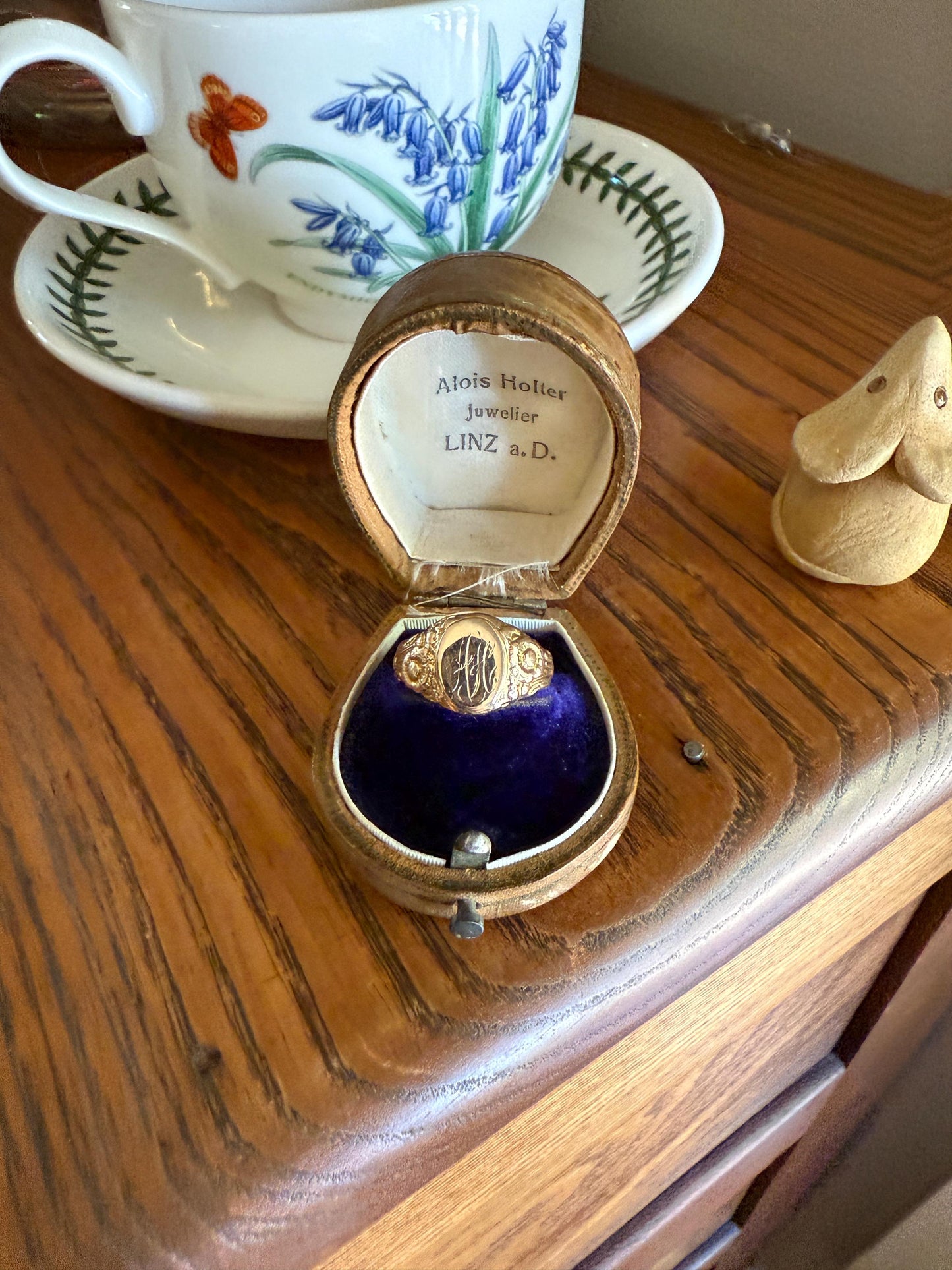 DAISY Antique FLORAL Signet Ring 10k Gold Chunky Sleek Oval Ornate Monogram A H Victorian Figural